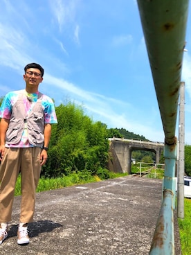 「niko and...（ニコアンド）のアイテム（チノパンツ）」を使った、ロバート馬場裕之さん（メンズ・181cm）の夏コーディネート