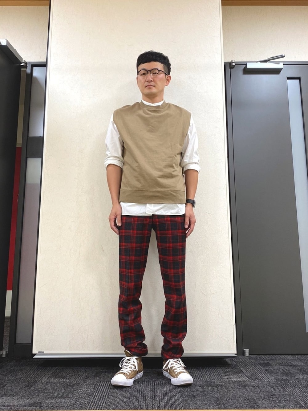 「シンプルコーデ、きれいめカジュアル、ベージュ、チェック、スラックス」｜「niko and...のカットソーベスト（ベスト、ベージュ系）」を使った、ロバート馬場裕之さん（メンズ・181cm）の冬コーディネートの1枚目の写真