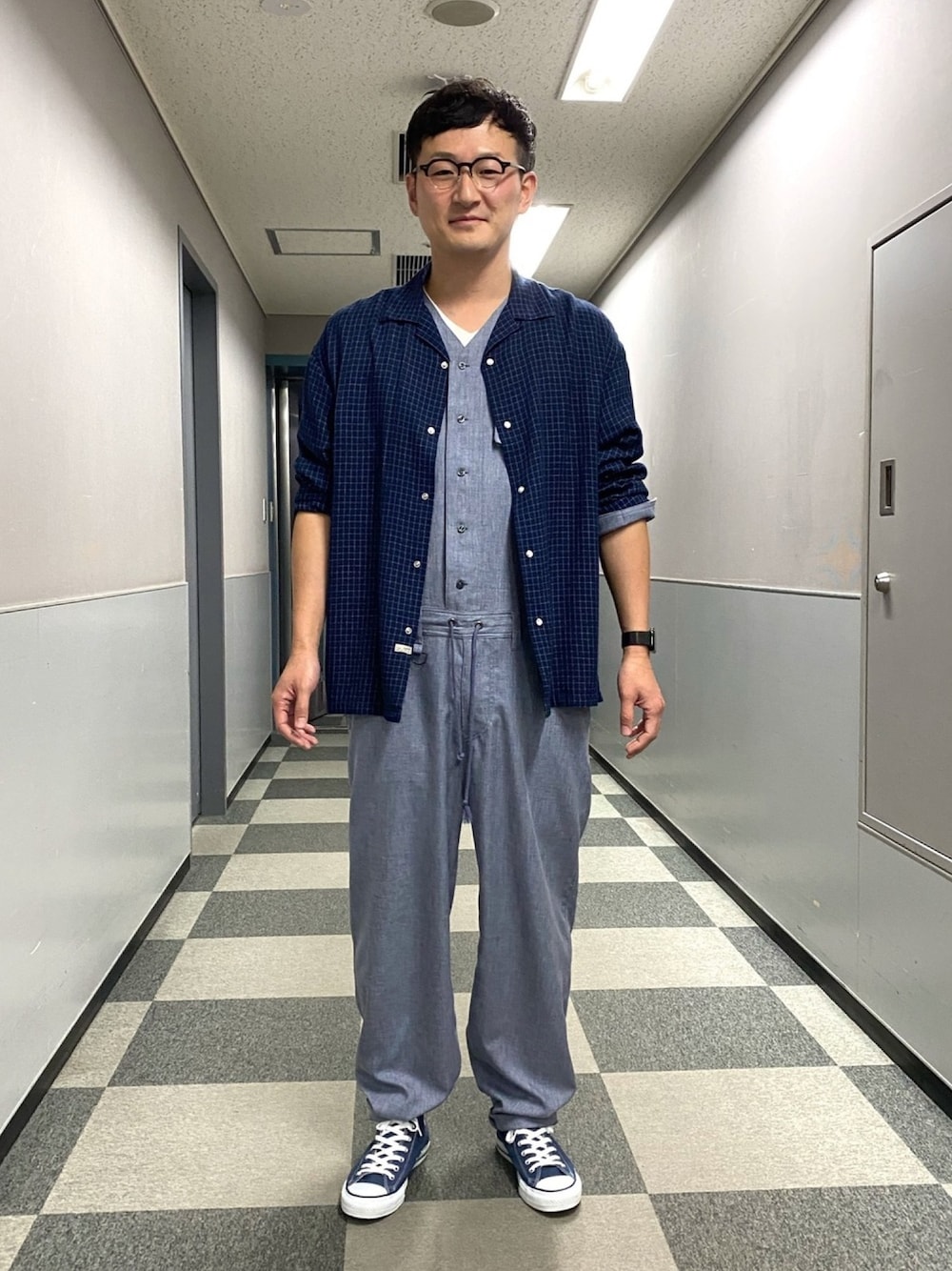 「ブルー、オールインワン、重ね着、カジュアルコーデ、ワントーンコーデ」｜「EGO TRIPPINGのms3674-DOBBYCHECK RAYON SHIRTS シャツ（シャツ/ブラウス、ブルー系）」を使った、ロバート馬場裕之さん（メンズ・181cm）の冬コーディネートの1枚目の写真