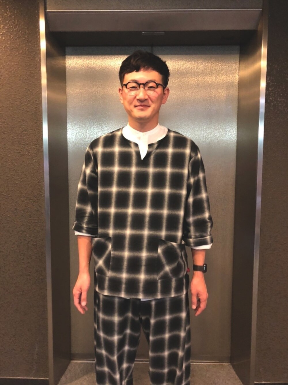 「セットアップ、チェック、チェックシャツ、チェックパンツ、プルオーバー、ゆるコーデ、ワントーンコーデ」｜「VIRGOwearworksのNOSTALGIC CHECK TOP（シャツ/ブラウス、ブラック系）」を使った、ロバート馬場裕之さん（メンズ・181cm）の冬コーディネートの1枚目の写真