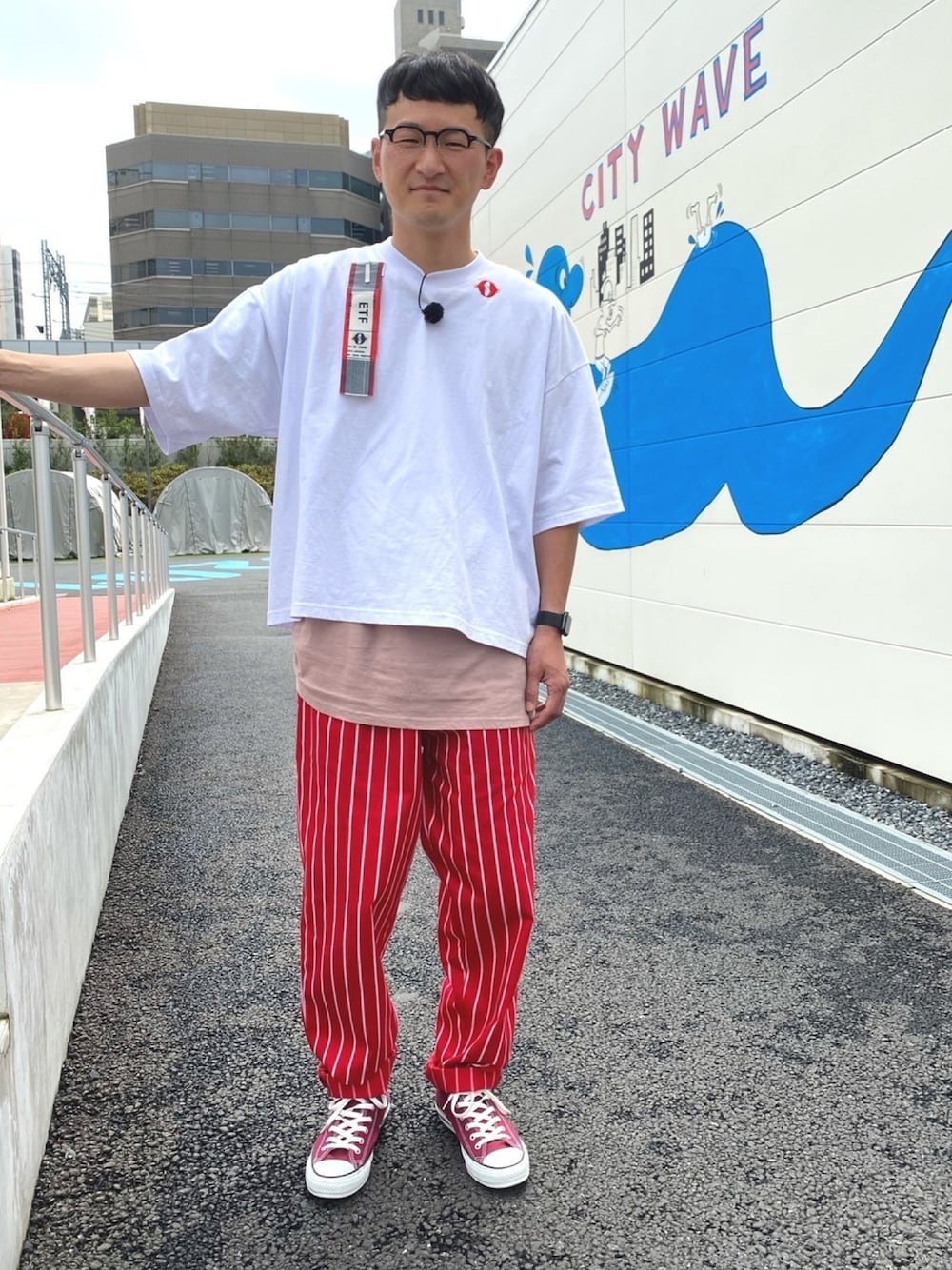 「夏、ゆったりコーデ、Tシャツ、オーバーサイズ、ワントーンコーデ、ストライプパンツ、重ね着」｜「elephant TRIBAL fabricsのelephant TRIBAL fabrics LEAVE BAGGAGE FAT-T（Tシャツ/カットソー、ホワイト系）」を使った、ロバート馬場裕之さん（メンズ・181cm）の夏コーディネートの1枚目の写真