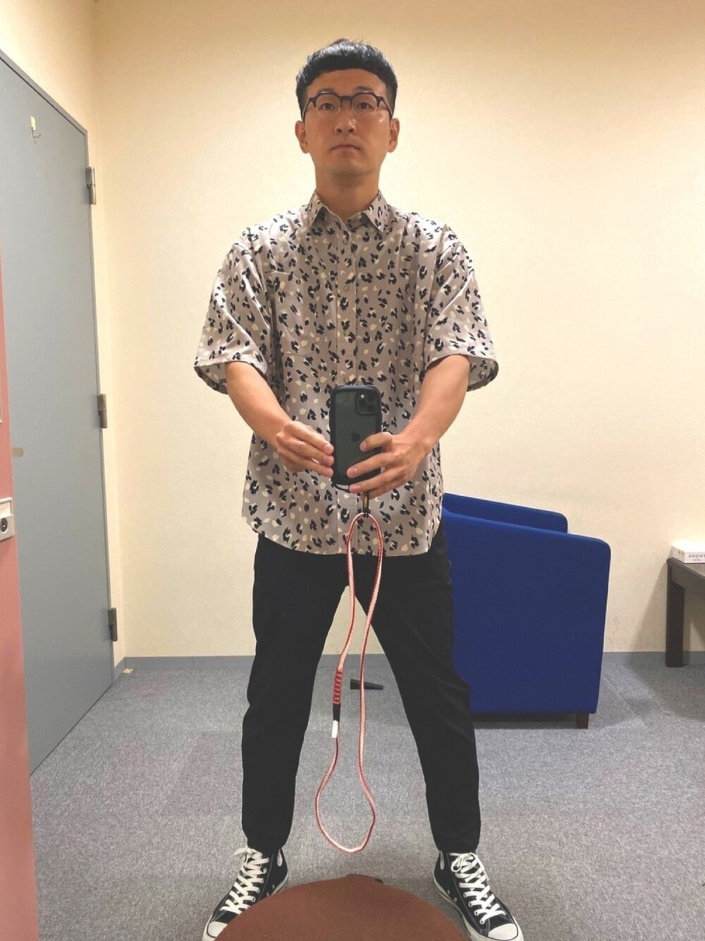 「ラフ、シャツスタイル、レオパード、プチプラ、カジュアル」｜「niko and...の【菅田将暉さん着用アイテム】総柄プリントシャツ（シャツ/ブラウス、ベージュ系）」を使った、ロバート馬場裕之さん（メンズ・181cm）の秋コーディネートの1枚目の写真