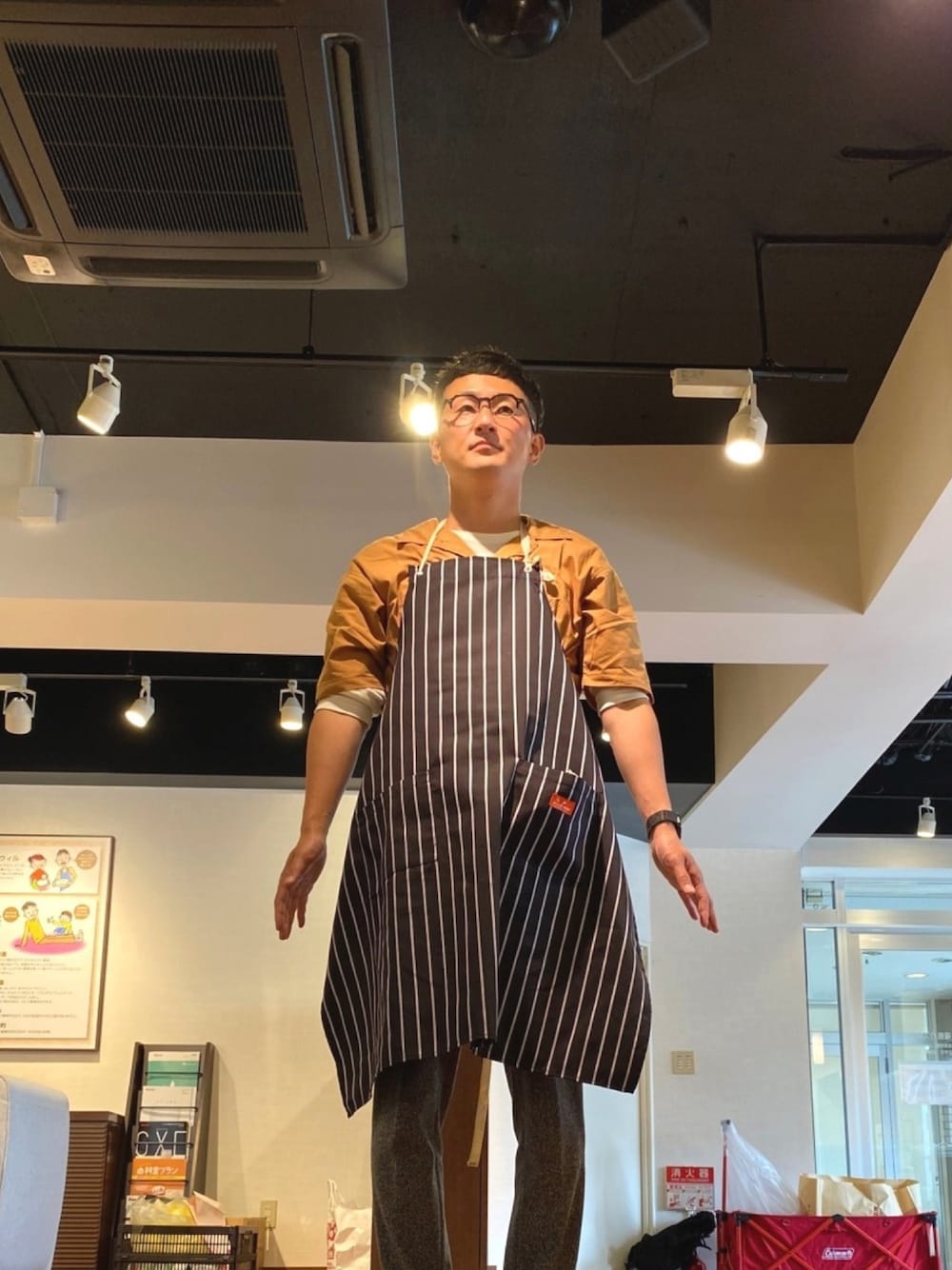 「エプロン、COOKMAN、料理、秋色」｜「EGO TRIPPINGのアイテム（シャツ/ブラウス、イエロー系）」を使った、ロバート馬場裕之さん（メンズ・181cm）の秋コーディネートの1枚目の写真