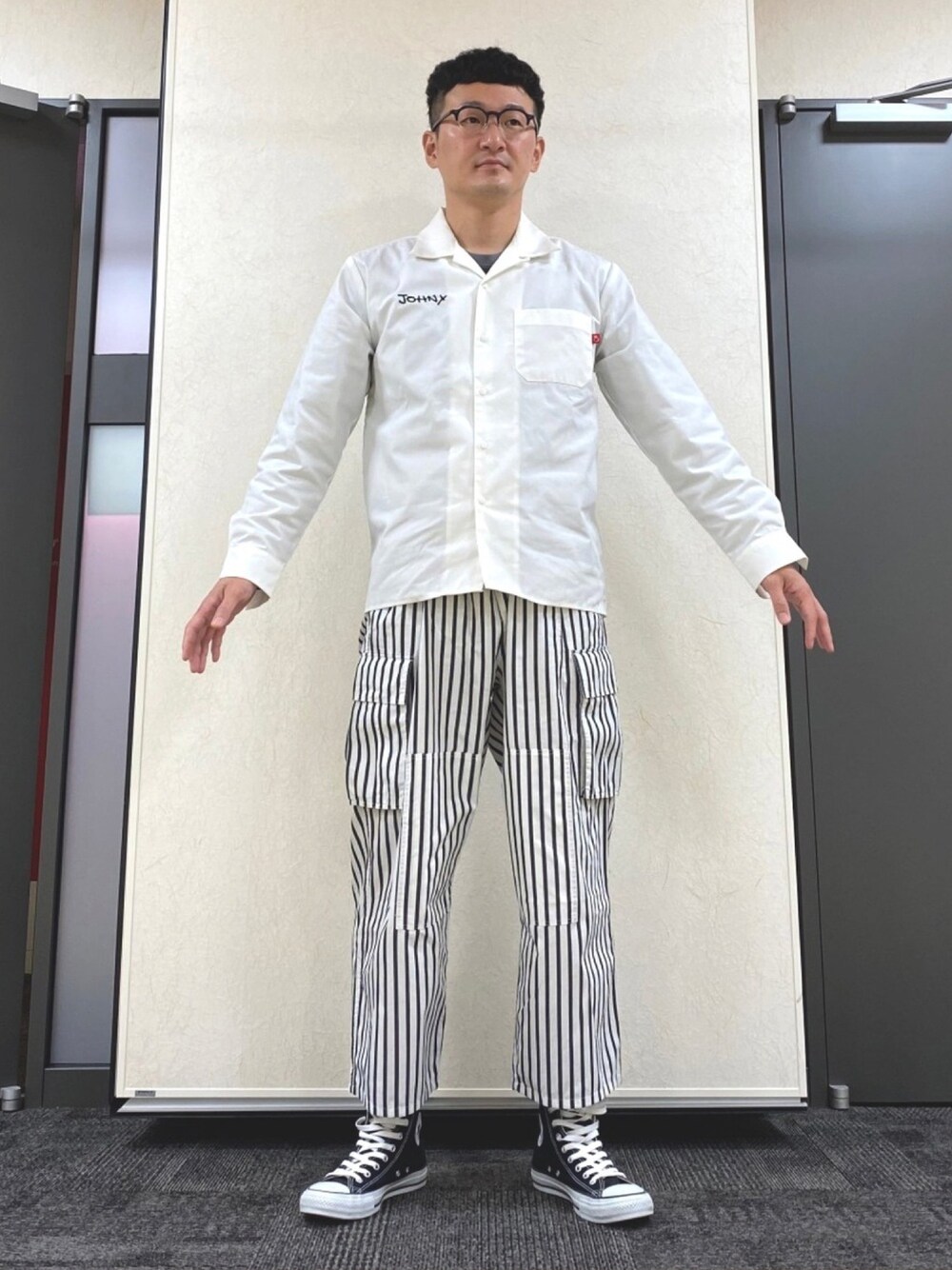 「カジュアル、キレイめ、モノトーンコーデ、ストライプパンツ、刺繍、白シャツ、カーゴパンツ」｜「VIRGOwearworksのOUTSIDER SHIRTS（シャツ/ブラウス、ホワイト系）」を使った、ロバート馬場裕之さん（メンズ・181cm）の秋コーディネートの1枚目の写真