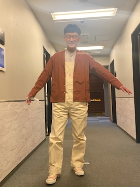 「アイテム（サロペット/オーバーオール、ホワイト系）」を使った、ロバート馬場裕之さん（メンズ・181cm）の春コーディネート