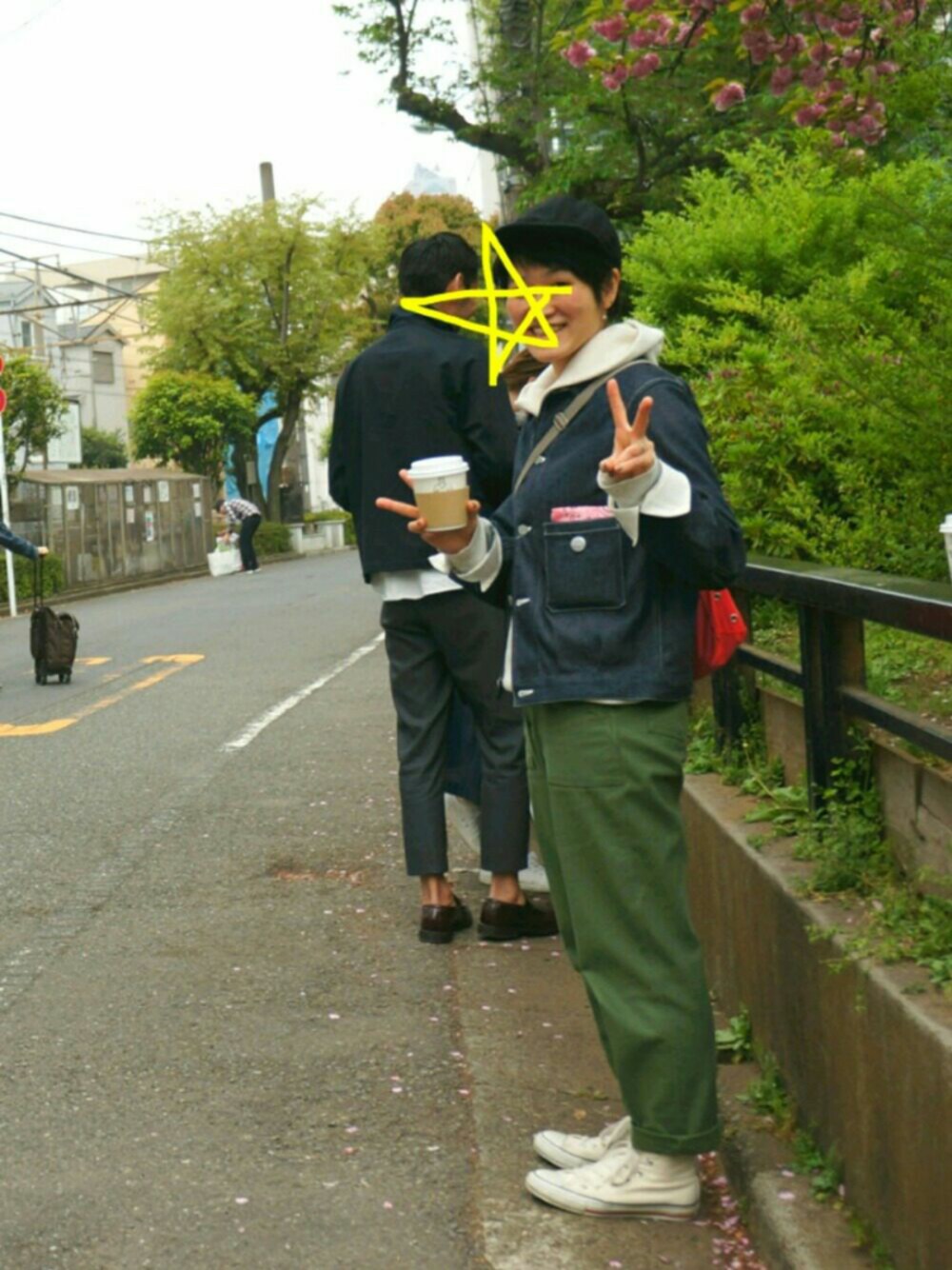 「休日スタイル、カジュアル、Gジャン、パーカー、ベイカーパンツ、バンダナ、オールスターハイカット」｜「JOURNAL STANDARDの【BANDANA COMPANY /バンダナカンパニー】 BANDANA:バンダナ（バンダナ/スカーフ、ピンク系）」を使った、さめさん（レディース・155cm）の春コーディネートの1枚目の写真