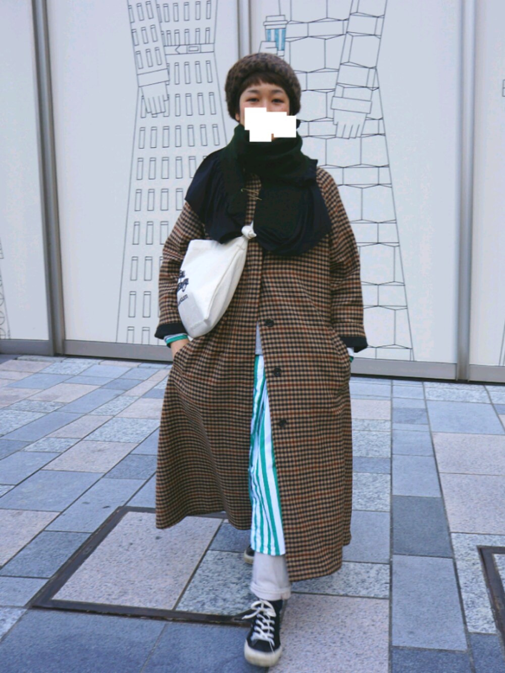 「ストライプワンピース、チェック×ストライプ、ファー小物」｜「SHOES LIKE POTTERYのアイテム（スニーカー、ブラック系）」を使った、さめさん（レディース・155cm）の冬コーディネートの1枚目の写真