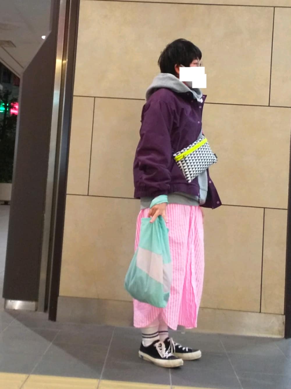 「ピンク、ピンクストライプ、patagonia、パタゴニア、サコッシュ、シャツワンピース、パーカー、パーカーベスト、グレーパーカー」｜「BLUE LUGのアイテム（ショルダーバッグ、ブルー系）」を使った、さめさん（レディース・155cm）の冬コーディネートの1枚目の写真
