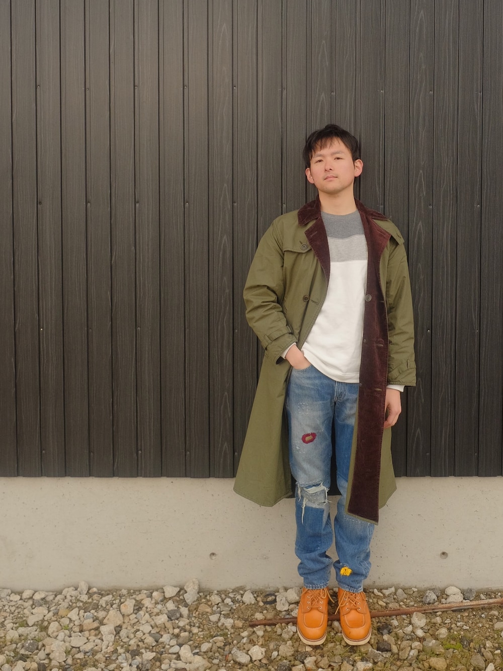 「ドラフトリーバイス、トレンチコート、シンプルコーデ、カジュアルコーデ、アメカジ、Levi's、デニム、ブーツ、RED WING」｜「BarbourのBarbour　別注TRENCH COAT（トレンチコート、グリーン系）」を使った、あきんこさん（メンズ・172cm）の冬コーディネートの1枚目の写真
