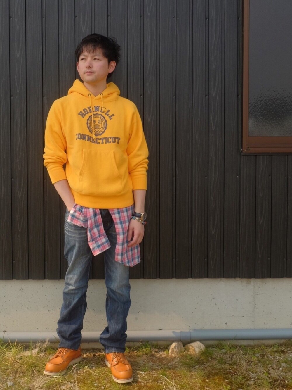 「アメカジ、春コーデ、Champion、パーカー、黄色、チェックシャツ、ピンク、時計、ブーツ」｜「Championのアイテム（パーカー、イエロー系）」を使った、あきんこさん（メンズ・172cm）の春コーディネートの1枚目の写真