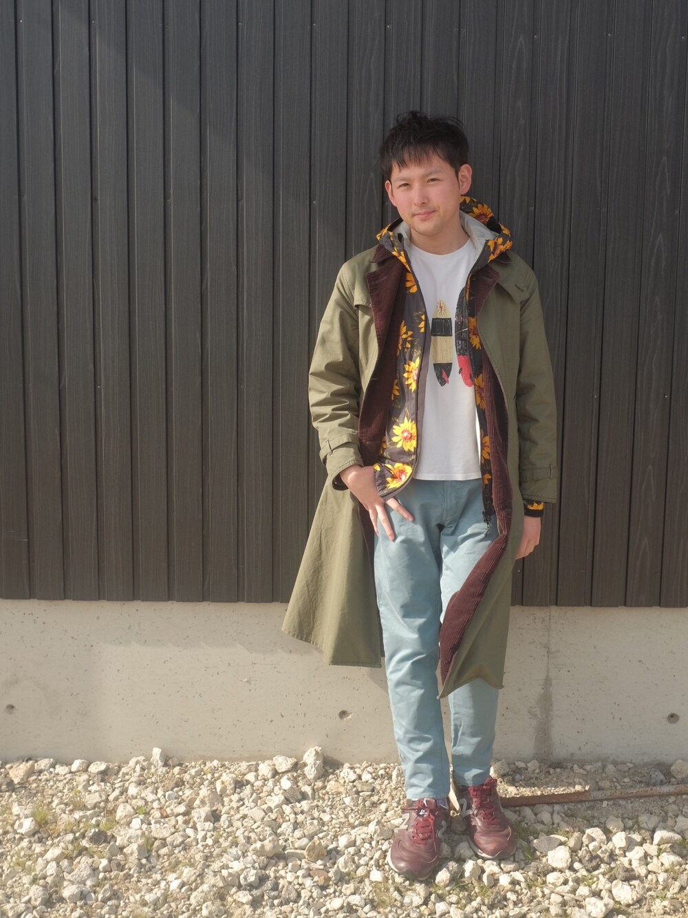 「春コーデ、オトナカジュアル、花柄、トレンチコート、マウンテンパーカー、New Balance、カーキ」｜「BarbourのBarbour　別注TRENCH COAT（トレンチコート、グリーン系）」を使った、あきんこさん（メンズ・172cm）の春コーディネートの1枚目の写真