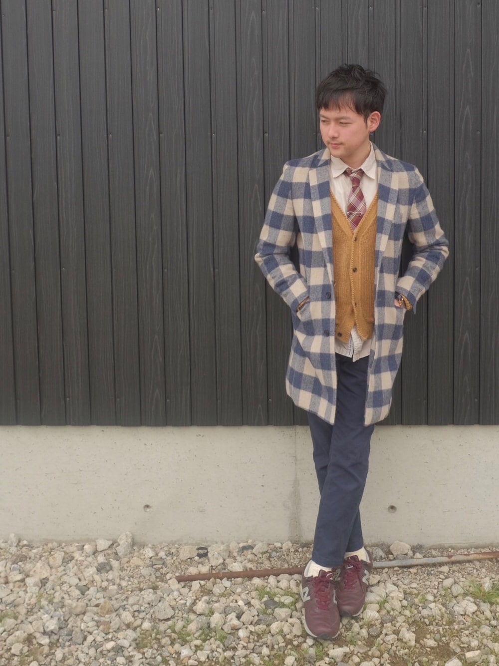 「春コーデ、大人カジュアル、花見、チェスターコート、カーディガン、ネクタイ、シャツ、New Balance、青」｜「JOURNAL STANDARDのUNIONMADE×JS 別注 モッサーチェックチェスターコート #（チェスターコート、ブルー系）」を使った、あきんこさん（メンズ・172cm）の春コーディネートの1枚目の写真