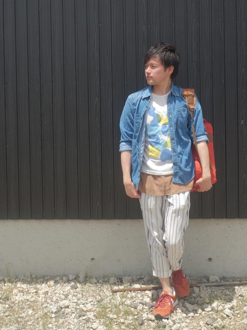 「デニムシャツ、Tシャツ、ライブTシャツ、タンクトップ、ストライプ、ストライプパンツ、バックパック、New Balance、ブルー、オレンジ」｜「The DUFFER of ST.GEORGEのアイテム（シャツ/ブラウス、ブルー系）」を使った、あきんこさん（メンズ・172cm）の春コーディネートの1枚目の写真
