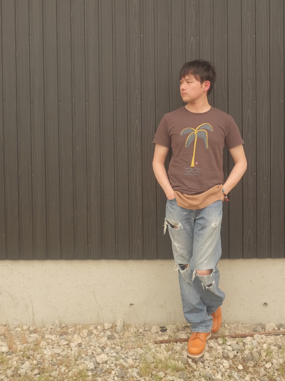「ドラフトエドウィン、ドラフトフリークス、アメカジ、夏コーデ、デニム、Tシャツ、タンクトップ、デニムパンツ、ブルー、ブーツ」｜「FREAK'S STOREのアイテム（Tシャツ/カットソー、ブラウン系）」を使った、あきんこさん（メンズ・172cm）の夏コーディネートの1枚目の写真