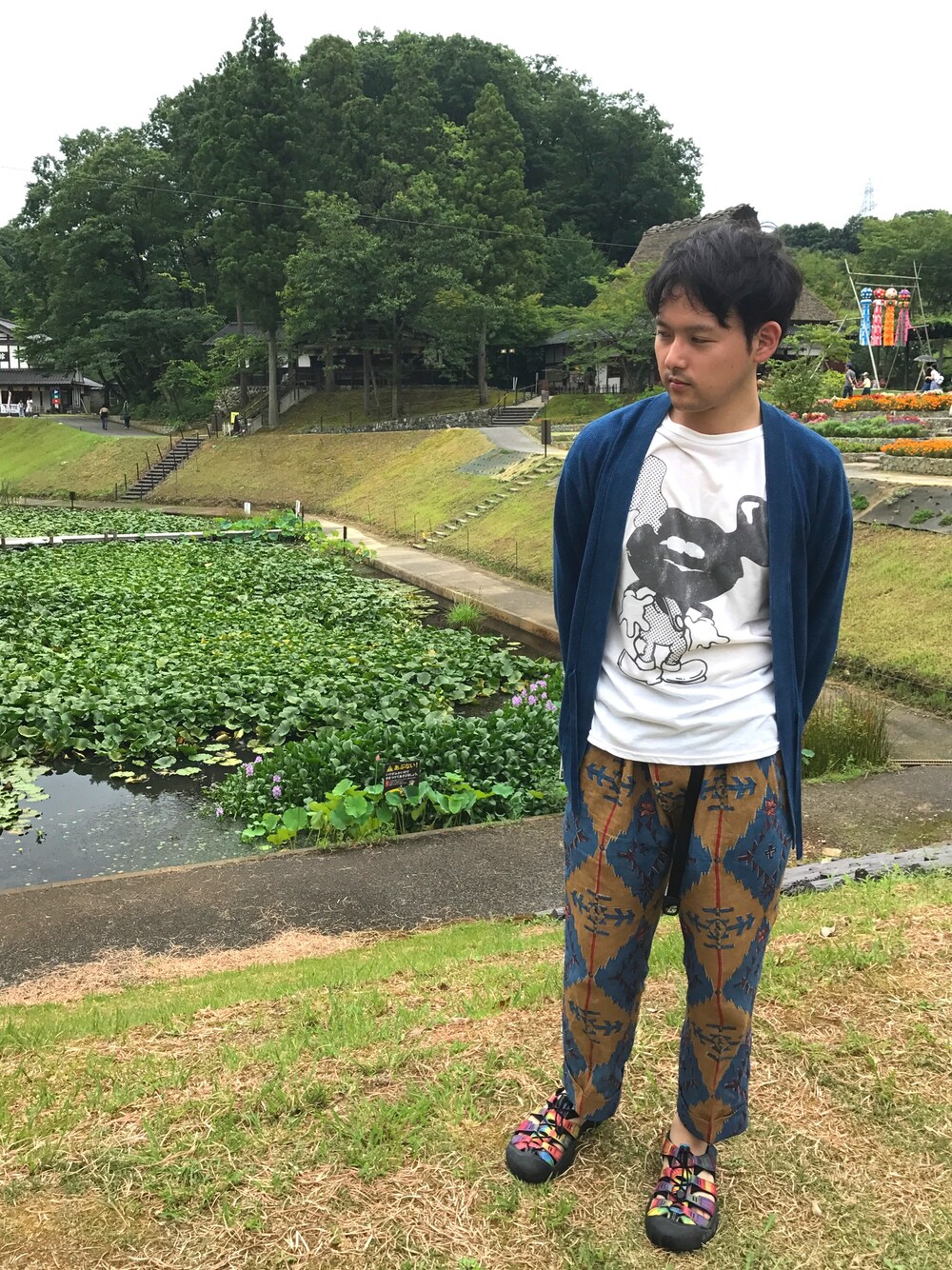 「大人カジュアル、夏コーデ、ラフ、休日スタイル、カーディガン、Tシャツ、サンダル、柄パンツ、柄×柄」｜「MONKEY TIMEの＜monkey time＞ ∴ ニット インディゴ サムエ カーディガン ◆（カーディガン/ボレロ、ブルー系）」を使った、あきんこさん（メンズ・172cm）の夏コーディネートの1枚目の写真