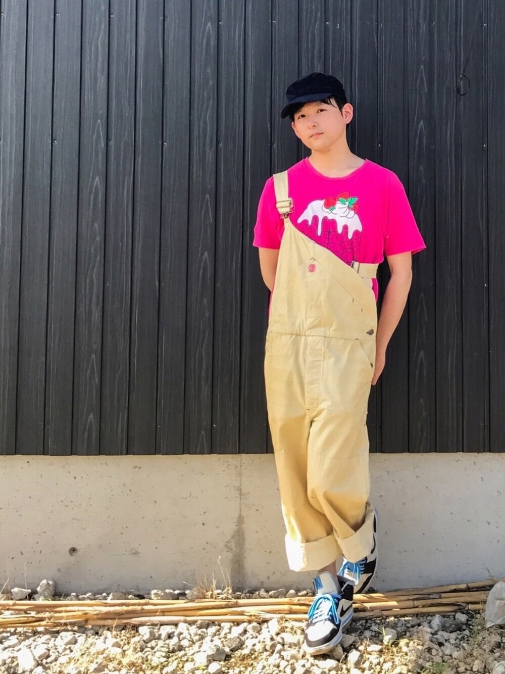 「狂わせピンク、ラフ、カジュアルコーデ、休日スタイル、キャスケット、Tシャツ、オーバーオール、古着MIX、ピンク、NIKE」｜「BEAMS×Matayoshi×FINEBOYS25thのアイテム（キャスケット、ブルー系）」を使った、あきんこさん（メンズ・172cm）の夏コーディネートの1枚目の写真