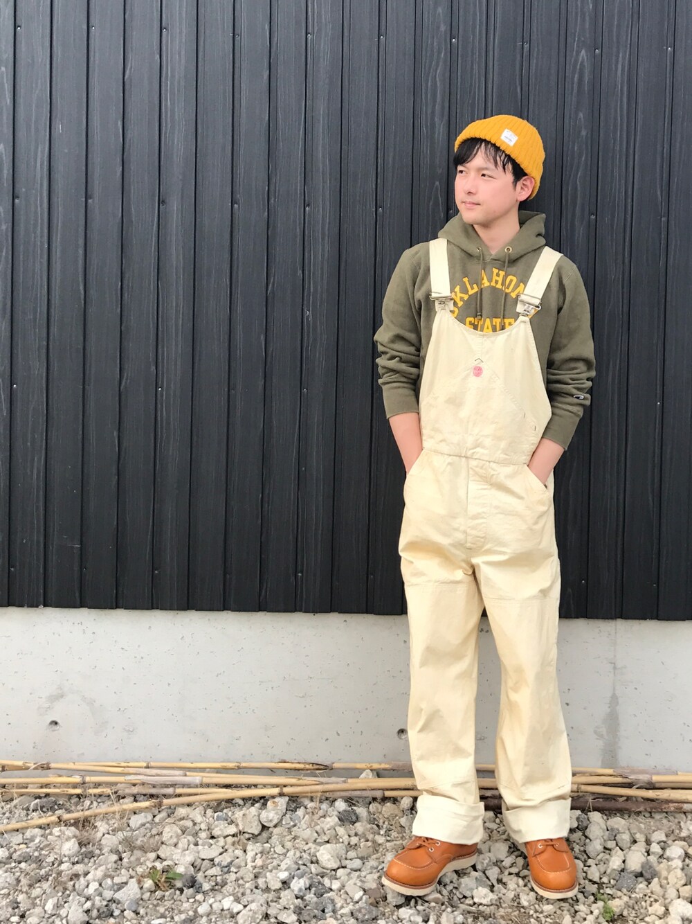 「アメカジ、秋コーデ、オトナカジュアル、ゆるコーデ、カジュアル、ニット帽、パーカー、オーバーオール、ブーツ、RED WING」｜「3coinsのアイテム（ニットキャップ/ビーニー、イエロー系）」を使った、あきんこさん（メンズ・172cm）の秋コーディネートの1枚目の写真