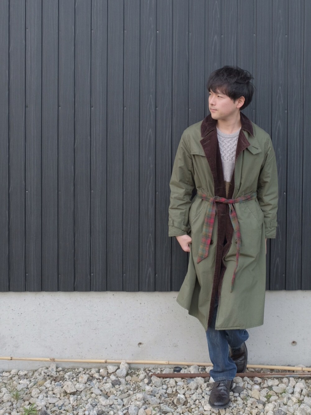 「クリスマス、クリスマスコーデ、冬、オトナカジュアル、トレンチコート、barbour、チェック、ニット、デニム、ootd」｜「BarbourのBarbour　別注TRENCH COAT（トレンチコート、グリーン系）」を使った、あきんこさん（メンズ・172cm）の冬コーディネートの1枚目の写真