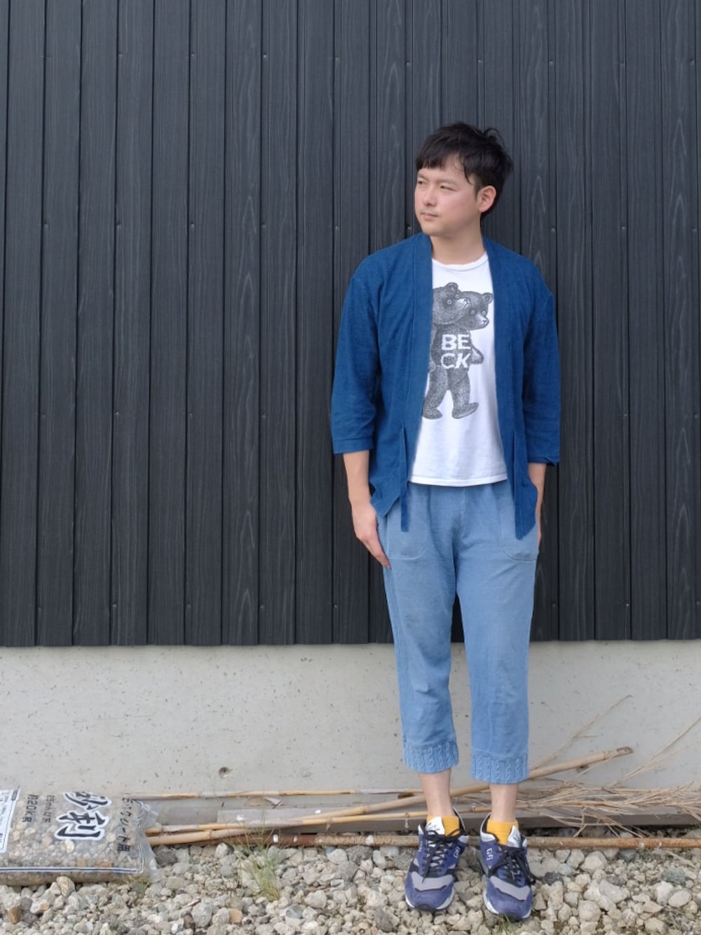 「秋服準備はじめました、秋コーデ、ブルーコーデ、ブルー、シンプル、大人カジュアル、ootd、カーディガン、グラフィックＴ、ニューバランス」｜「MONKEY TIMEの＜monkey time＞ ∴ ニット インディゴ サムエ カーディガン ◆（カーディガン/ボレロ、ブルー系）」を使った、あきんこさん（メンズ・172cm）の秋コーディネートの1枚目の写真