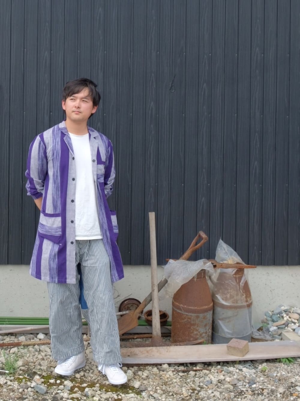 「カジュアルコーデ、大人コーデ、ストライプ、ヒッコリー、NIKE、blazer、白Tシャツ、白T」｜「AMERICAN RAG CIEのDENT DE MAN デント・デ・マン BERKSHIRE 総柄コート OW/BERKSHIRE（その他アウター、ブルー系）」を使った、あきんこさん（メンズ・172cm）の夏コーディネートの1枚目の写真