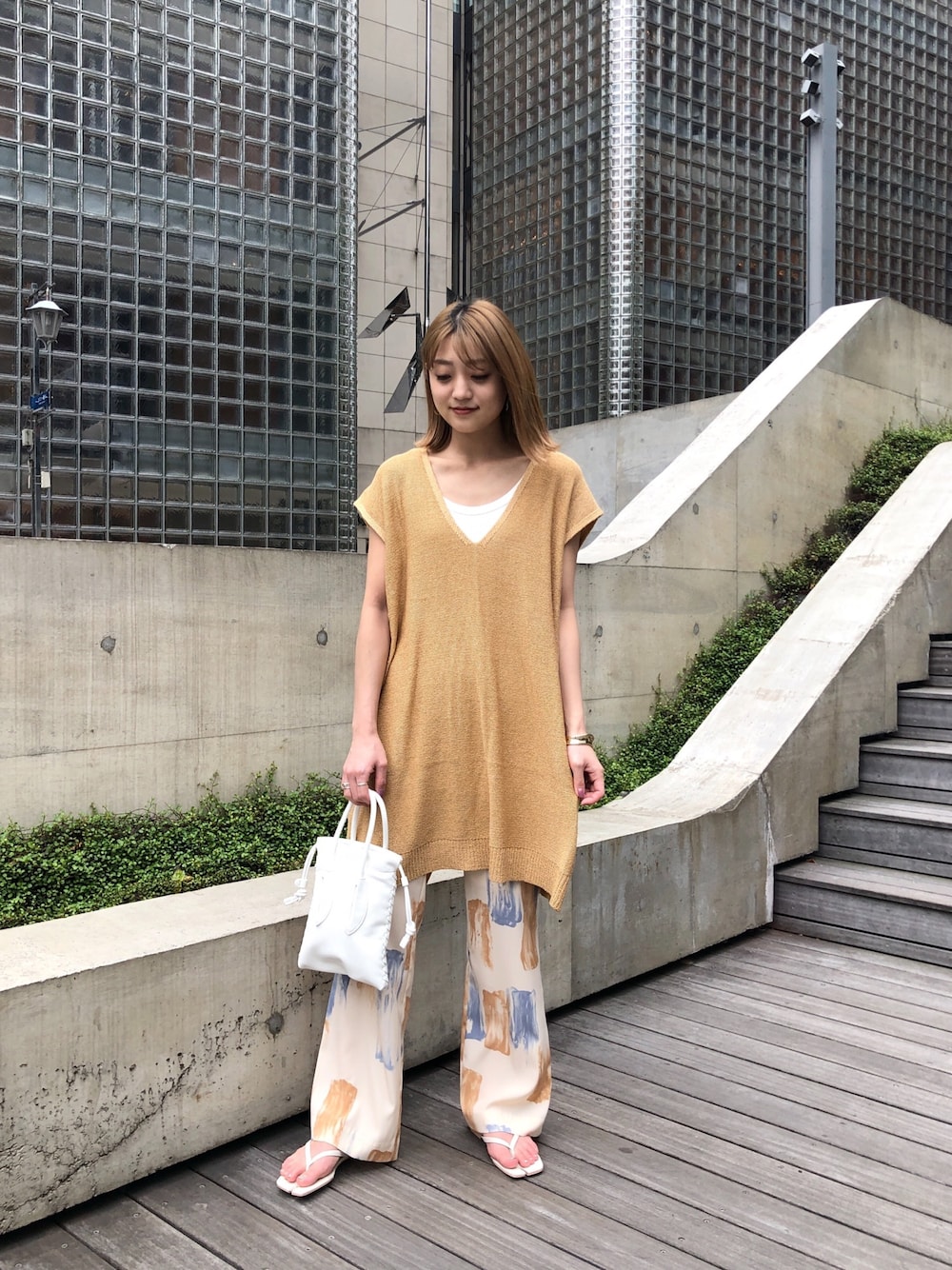 「カジュアルコーデ、フレアパンツ、カラーパンツ、柄パンツ、春夏コーデ、ニットベスト、オレンジ、ビーチサンダル」｜「CAPRICIEUX LE'MAGEのバックスリットVチュニック（ニット/セーター、ベージュ系）」を使った、macoさん（レディース・153cm）の春コーディネートの1枚目の写真
