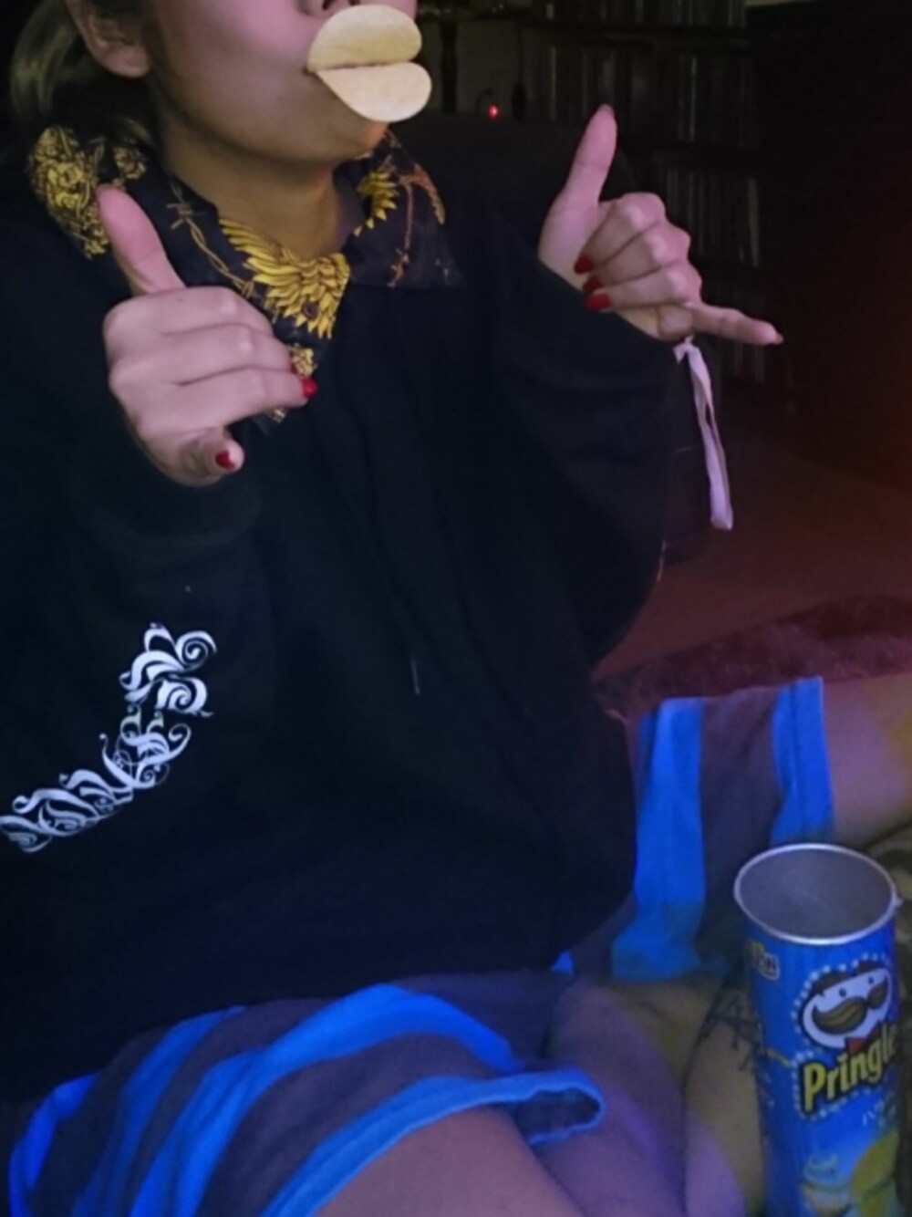 ブラック系のパーカー、ブルー系のその他パンツを着用したレディースの春コーディネートの1枚目の写真