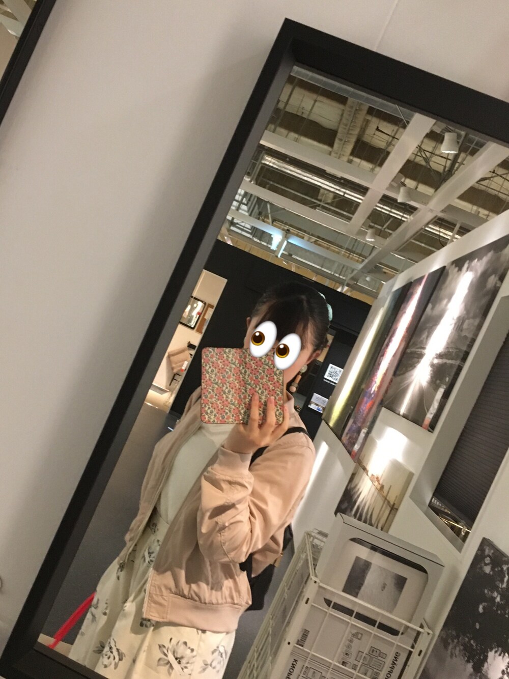 「IKEA、お出かけコーデ、ピンクコーデ、イヤリングお気に入り、MA-1、花柄、ポニーテール、シュシュ、寒い」｜「earth music&ecologyの袖ボリュームリバーシブルファーMA-1（MA-1、ピンク系）」を使った、Akanenさん（レディース・155cm）の秋コーディネートの1枚目の写真