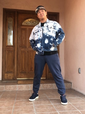 「sneakers」｜「アイテム（デニムジャケット）」を使った、Andrew Bibeeさん（メンズ・173cm）の冬コーディネート