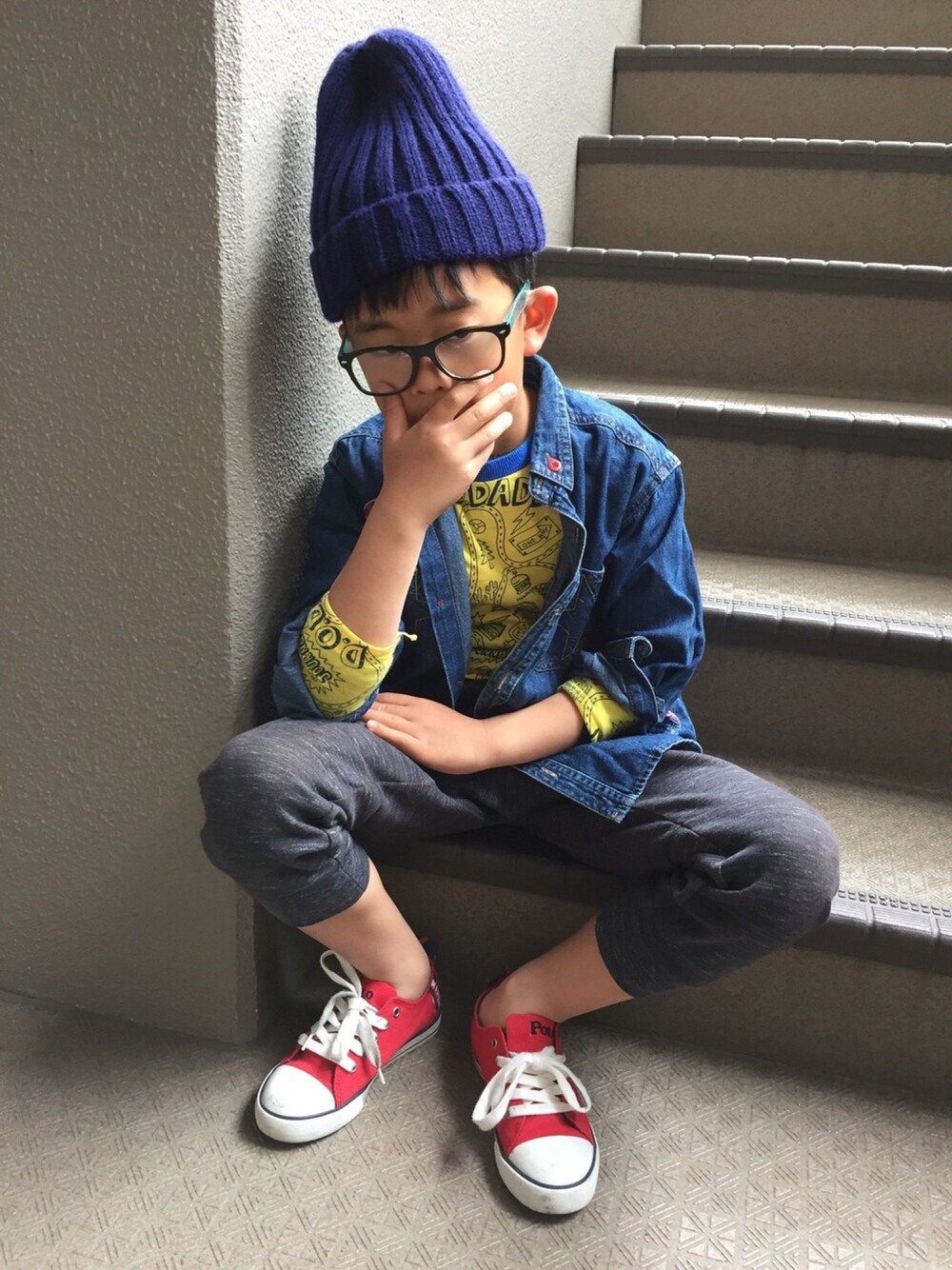「メガネ男子、キッズコーデ、春コーデ、ニット帽」｜「UNIQLOのアイテム（ニットキャップ/ビーニー、ブルー系）」を使った、ゆきぶままさん（キッズ・130cm）の春コーディネートの1枚目の写真