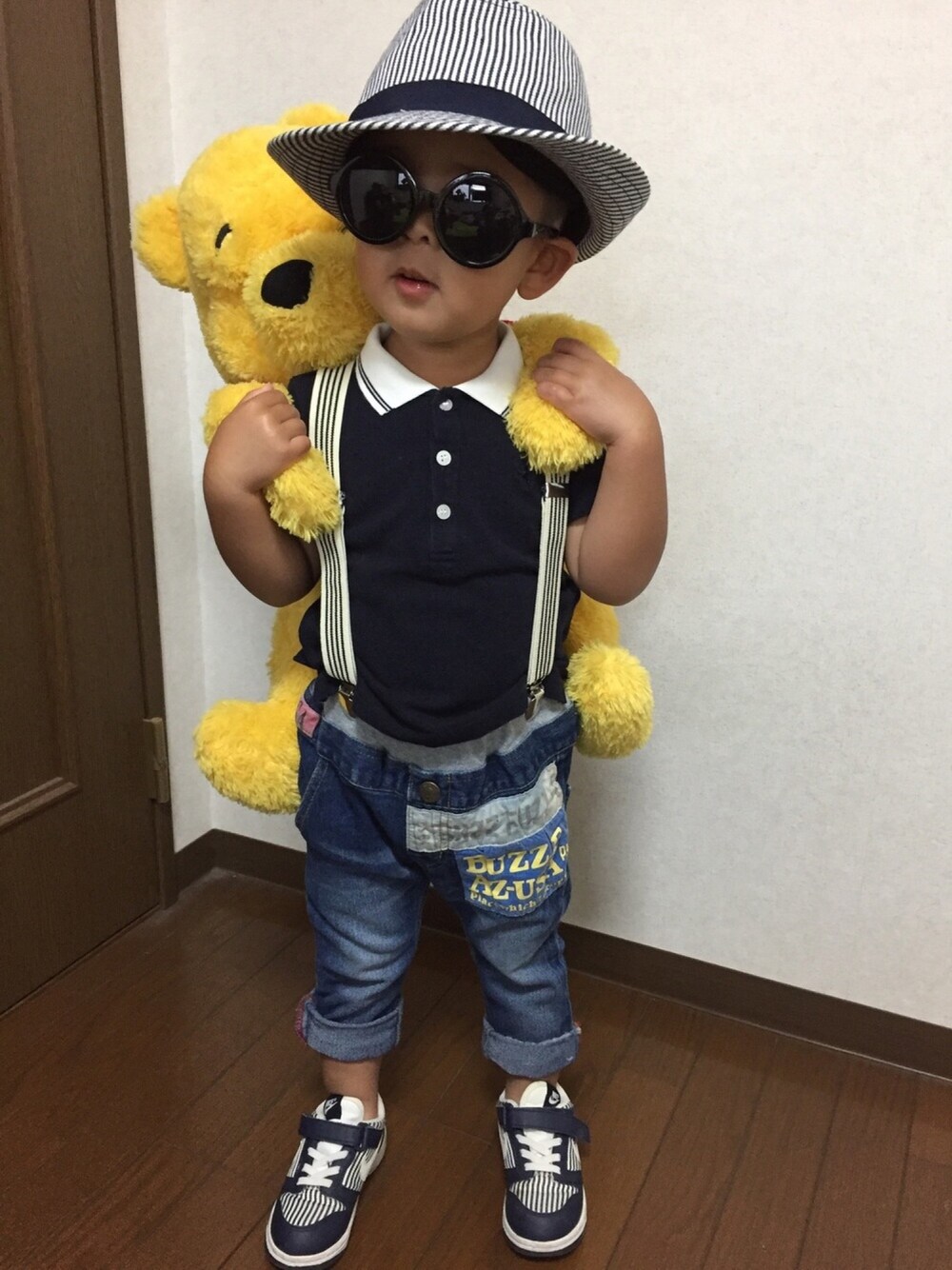 「サスペンダー、キッズコーデ、サングラス」｜「GUのアイテム（ハット、ホワイト系）」を使った、ゆきぶままさん（キッズ・100cm）の春コーディネートの1枚目の写真