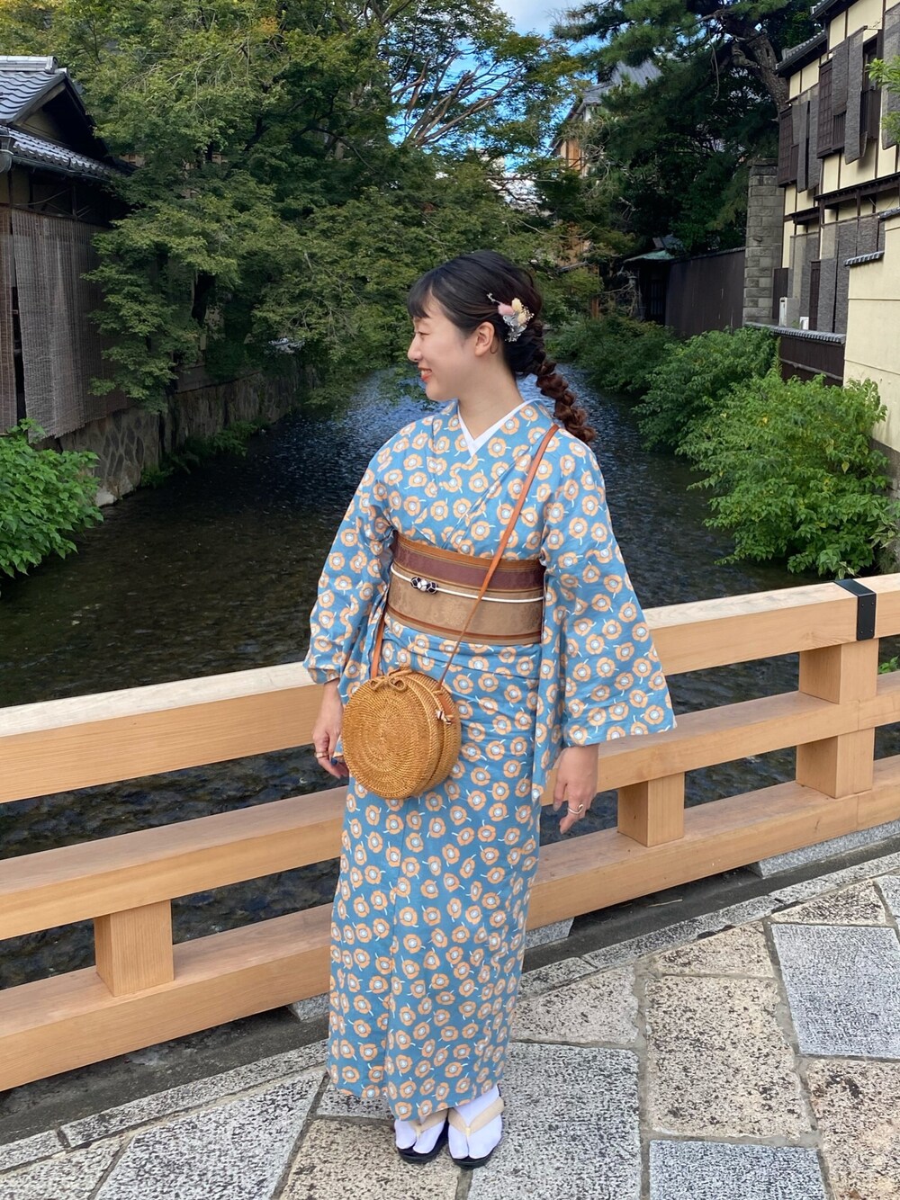 ブルー系の着物を着用したレディースの秋コーディネートの1枚目の写真