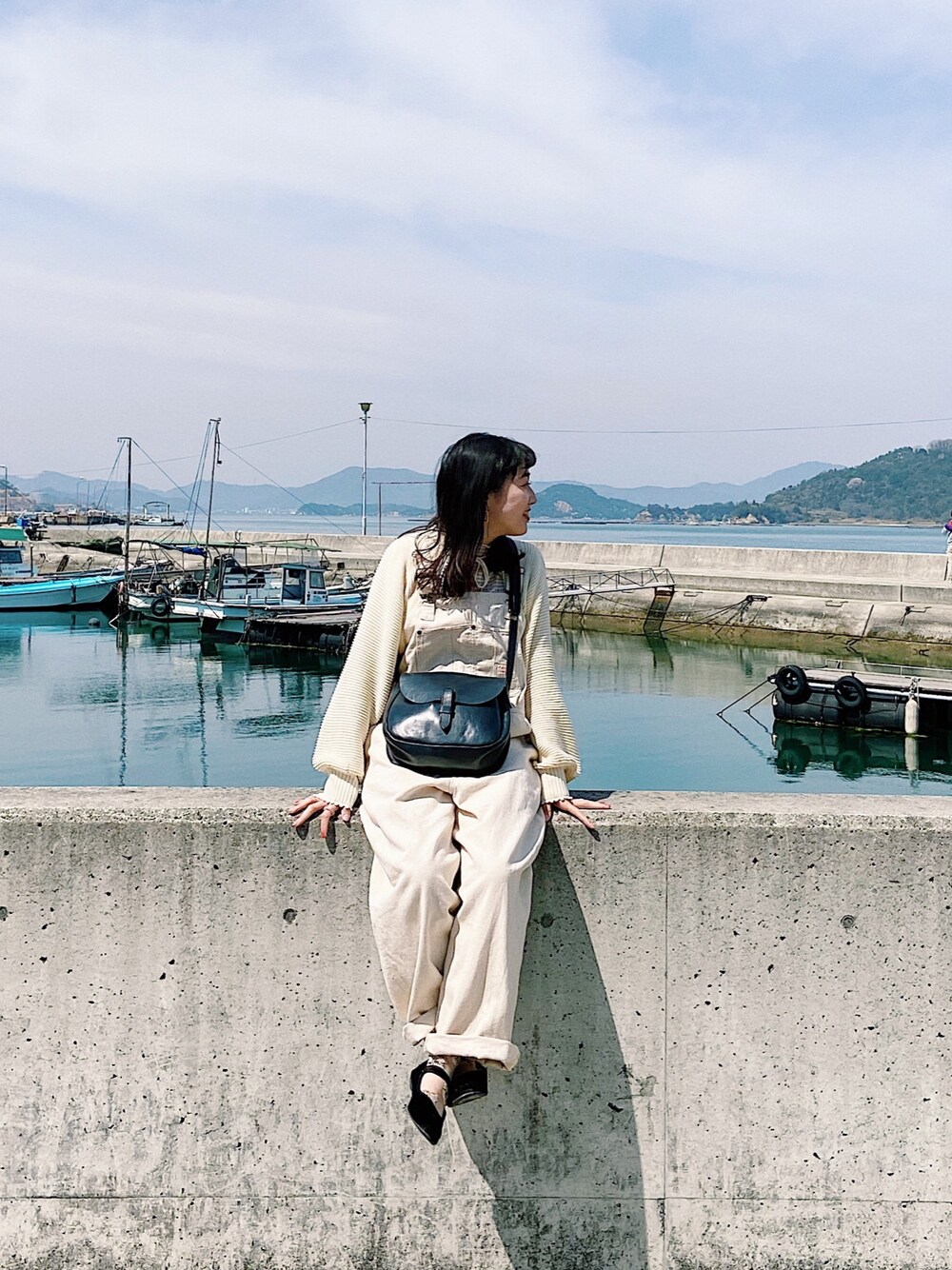「ワントーンコーデ、島コーデ、直島、直島観光、オーバーオール、BEAMS BOY、FREAK’Ｓ STORE、Bshop、ストラップシューズ」｜「FREAK'S STOREの【WEB限定】PENNEYS/ペニーズ　別注オーバーオール（サロペット/オーバーオール、ベージュ系）」を使った、ﾆ ｼ ﾜ ｷ  ｼ ﾎさん（レディース・158cm）の春コーディネートの1枚目の写真