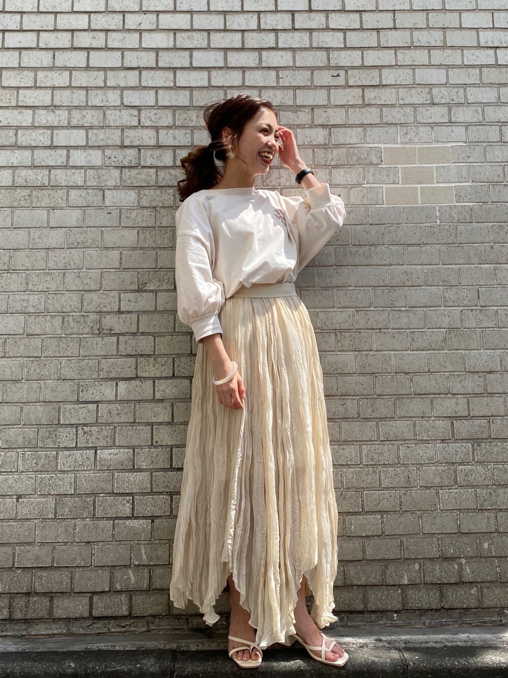「休日スタイル、ラクチンコーデ、ロゴT、Tシャツコーデ、フレアスカート、ワントーンコーデ、ホワイトコーデ、バックロゴ、カジュアルガーリー」｜「Chicoの5分袖BACKプリントビッグT（Tシャツ/カットソー、ホワイト系）」を使った、yuikaさん（レディース・152cm）の春コーディネートの1枚目の写真