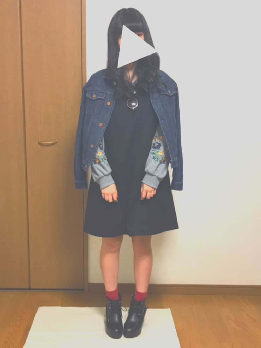 「カジュアル、オトナカジュアル、きれいめカジュアル、ブラックコーデ、ジャンパースカート、ラフ、黒、刺繍、ジージャン、赤靴下」｜「earth music&ecologyのアイテム（デニムジャケット、その他）」を使った、まりてもさん（レディース・155cm）の冬コーディネートの1枚目の写真