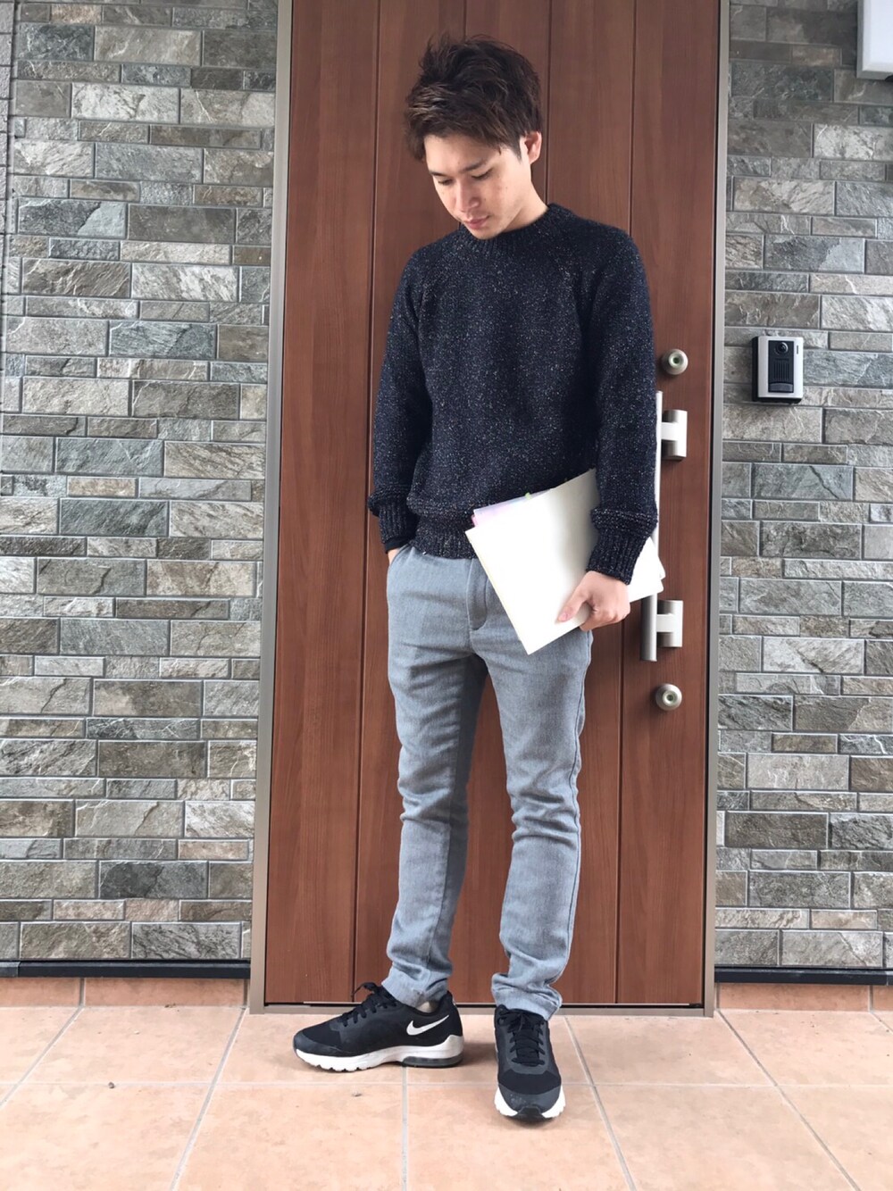「シンプル、ニット、ゆるコーデ、キレイめ、ネイビー、ootd、ナイキ、プチプラ」｜「GLOBAL WORKの３ゲージネップアゼニットプルオーバー/726039（ニット/セーター、ブルー系）」を使った、kyoooさん（メンズ・171cm）の冬コーディネートの1枚目の写真