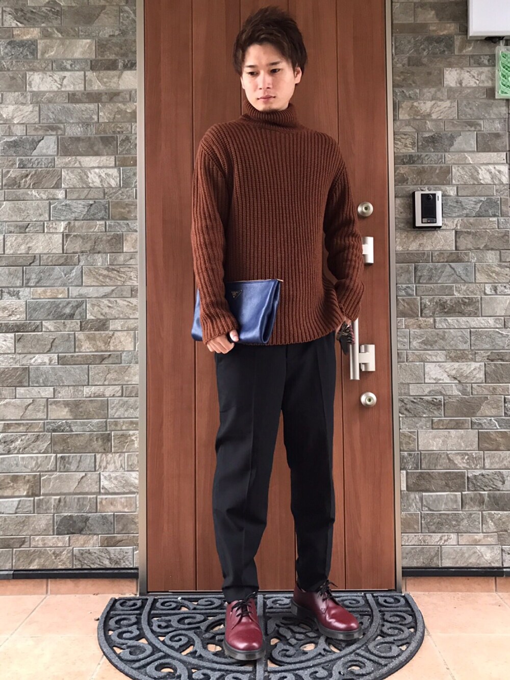 「オトナカジュアル、シンプルコーデ、ニット、クラッチバッグ、ドクターマーチン、スラックス、ootd、冬、プチプラ」｜「HAREのタートルアゼアミニット(HARE)（ニット/セーター、ブラウン系）」を使った、kyoooさん（メンズ・171cm）の冬コーディネートの1枚目の写真