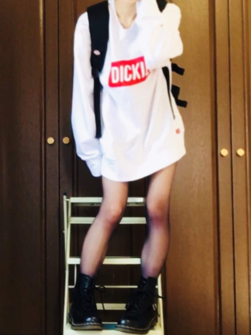 「Dickies、オーバーサイズ、黒リュック、20デニールタイツ」｜「Dickiesの ロゴプリントトレーナー（スウェット、ホワイト系）」を使った、こけしさん（レディース・151cm）の冬コーディネートの1枚目の写真