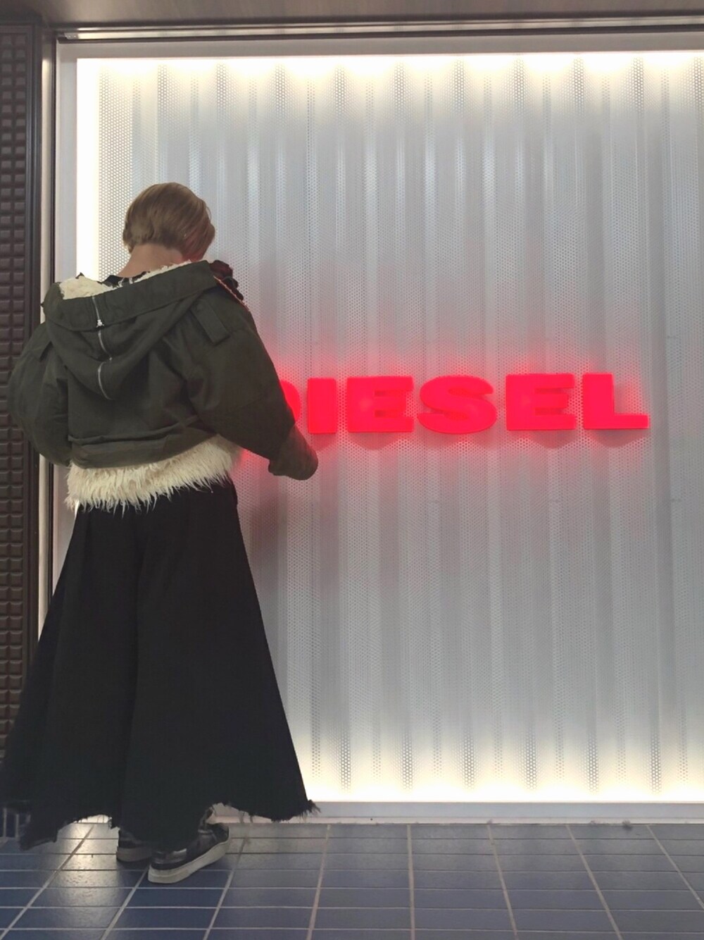 「Diesel、ディーゼル、カジュアル、ラフ、シンプル、アウター、デニム、レイヤードスタイル、ワイドパンツ、スニーカー」｜「DIESELのWOMEN’Sスニーカー（スニーカー、ブラック系）」を使った、aya.さん（レディース・160cm）の冬コーディネートの1枚目の写真