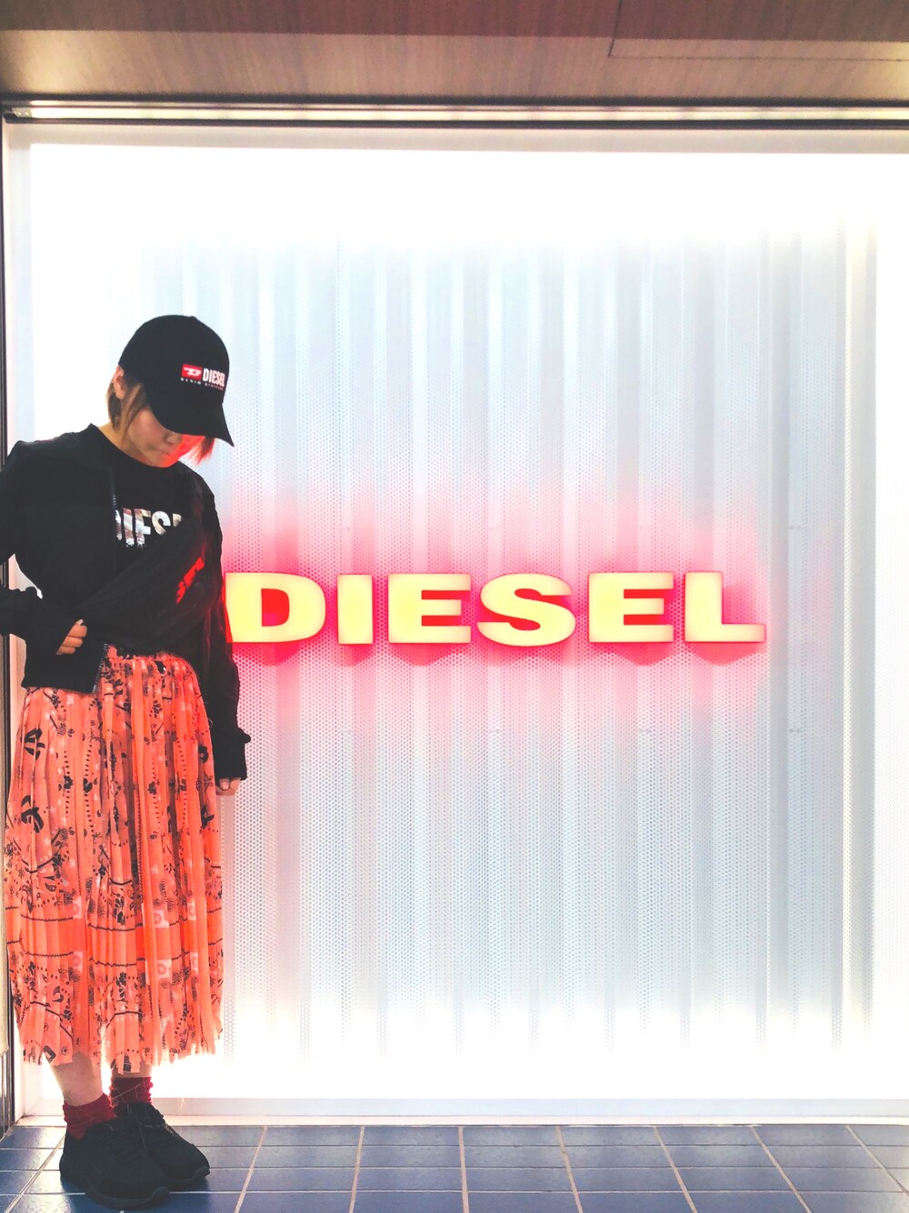「春コーデ、シンプル、スニーカー、はるコーデ、Diesel、ディーゼル、スカート、ボディバッグ、ロゴT」｜「DIESELのメンズ キャップ ビンテージロゴキャップ（キャップ、ブラック系）」を使った、aya.さん（レディース・160cm）の春コーディネートの1枚目の写真