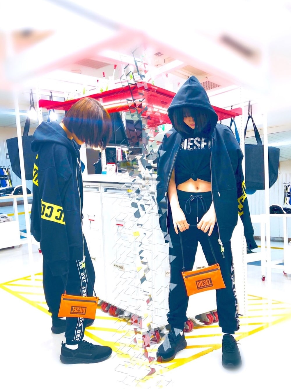 「シンプルコーデ、パンツスタイル、ラフ、スポーツミックス、メンズライク、スウェット、おしゃれさんと繋がりたい、Diesel、ディーゼル、ブラック」｜「DIESELのレディース Tシャツ メタリックロゴTシャツ（Tシャツ/カットソー、ブラック系）」を使った、aya.さん（レディース・160cm）の春コーディネートの1枚目の写真