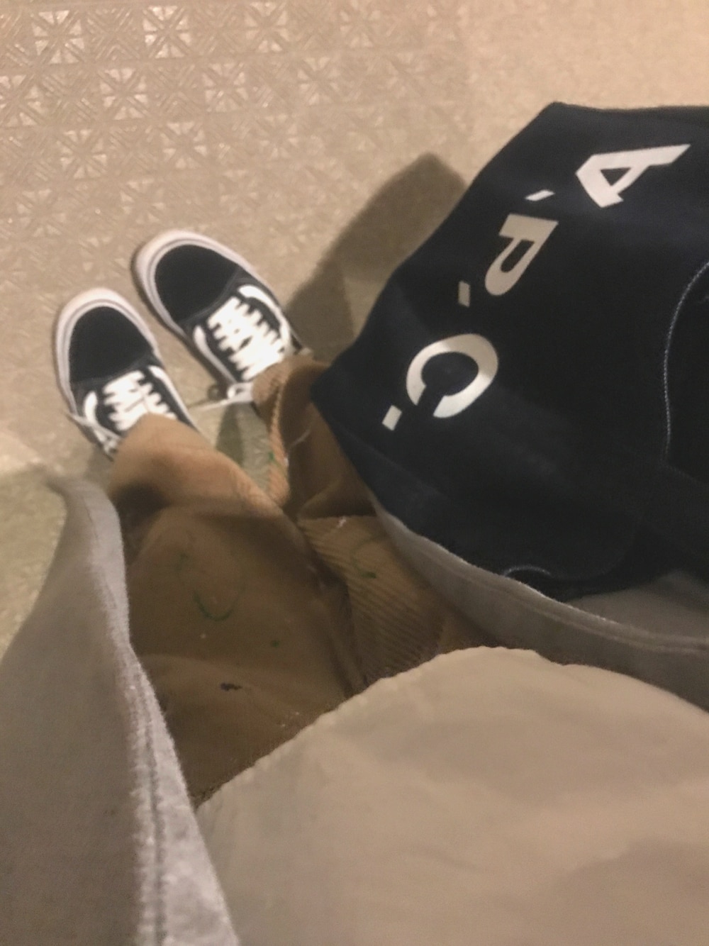 「カジュアルコーデ、おしゃれさんと繋がりたい」｜「A.P.C.のCABAS VPC  S  HIVER87（トートバッグ、ブルー系）」を使った、maaaikさん（レディース・157cm）の秋コーディネートの1枚目の写真