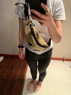 「CONVERSE TOKYO（コンバーストウキョウ）のアイテム（ボディバッグ/ウエストポーチ、ベージュ系）」を使った、瓜瓜さん（レディース）の夏コーディネート