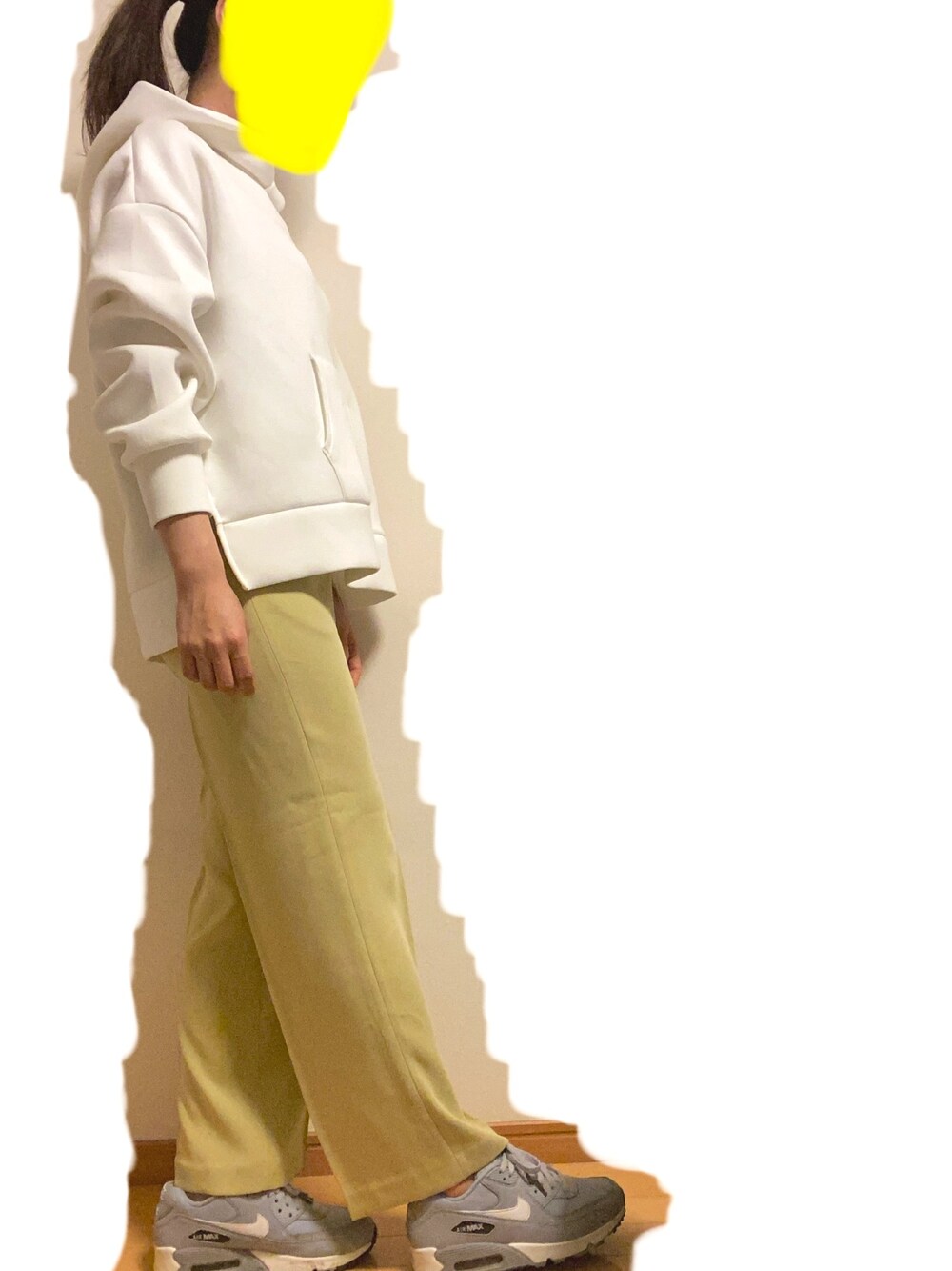 「オトナカジュアル、パンツスタイル、シンプルコーデ、スニーカー、NIKE、パーカー、パステルカラー、yellow、ポニーテール」｜「VISの【WEB限定】ビックシルエットダンボールニットパーカー（パーカー、ホワイト系）」を使った、はらゆきほさん（レディース・164cm）の春コーディネートの1枚目の写真
