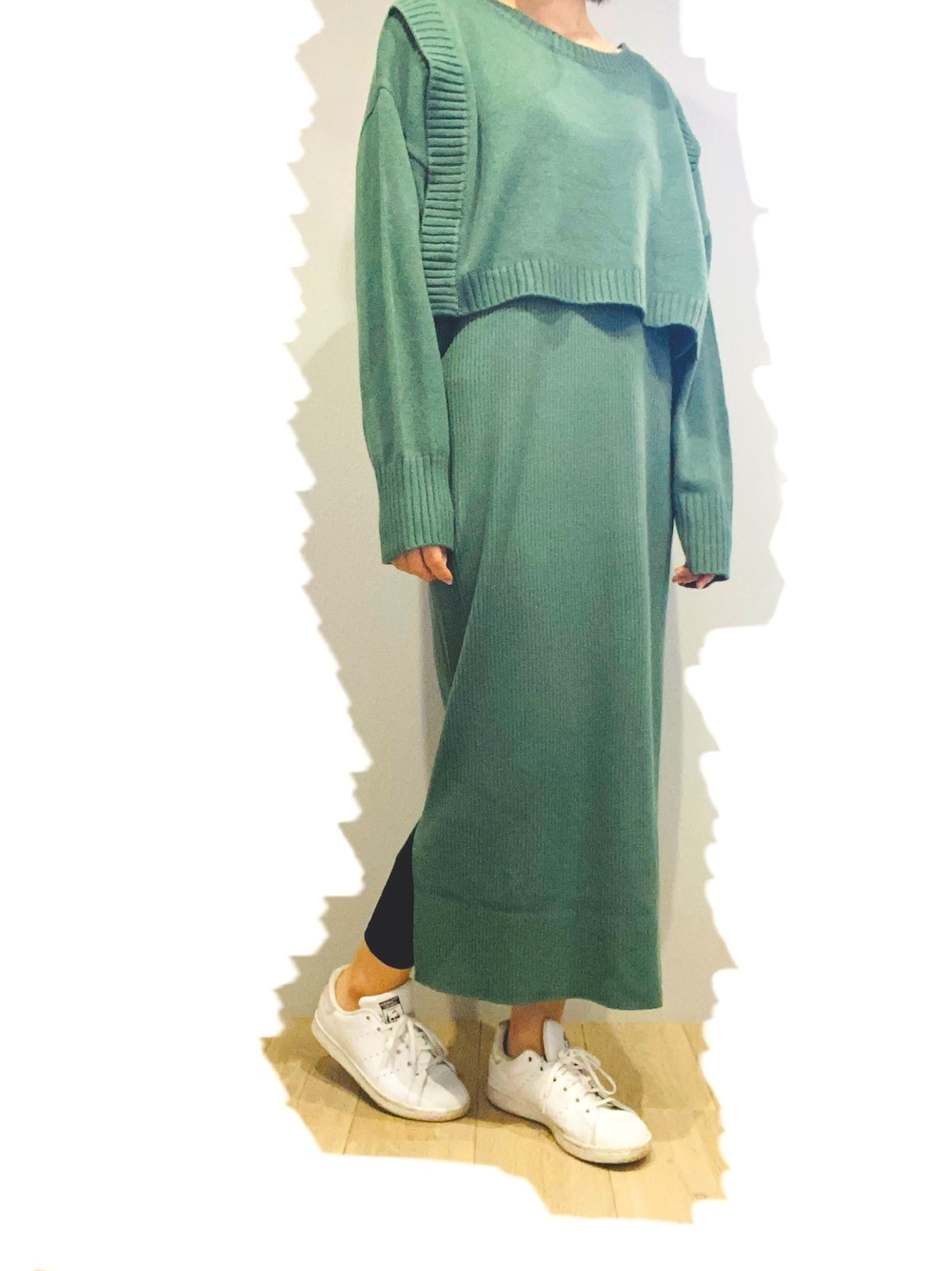 「シンプル、春カラー、スニーカー、カジュアルコーデ、セットアップ、ワントーンコーデ、adidas、スニーカーコーデ、春コーデ、みどり」｜「LOWRYS FARMの７Ｇレイヤード２Ｐワンピ　924296（ワンピース、グリーン系）」を使った、はらゆきほさん（レディース・164cm）の冬コーディネートの1枚目の写真