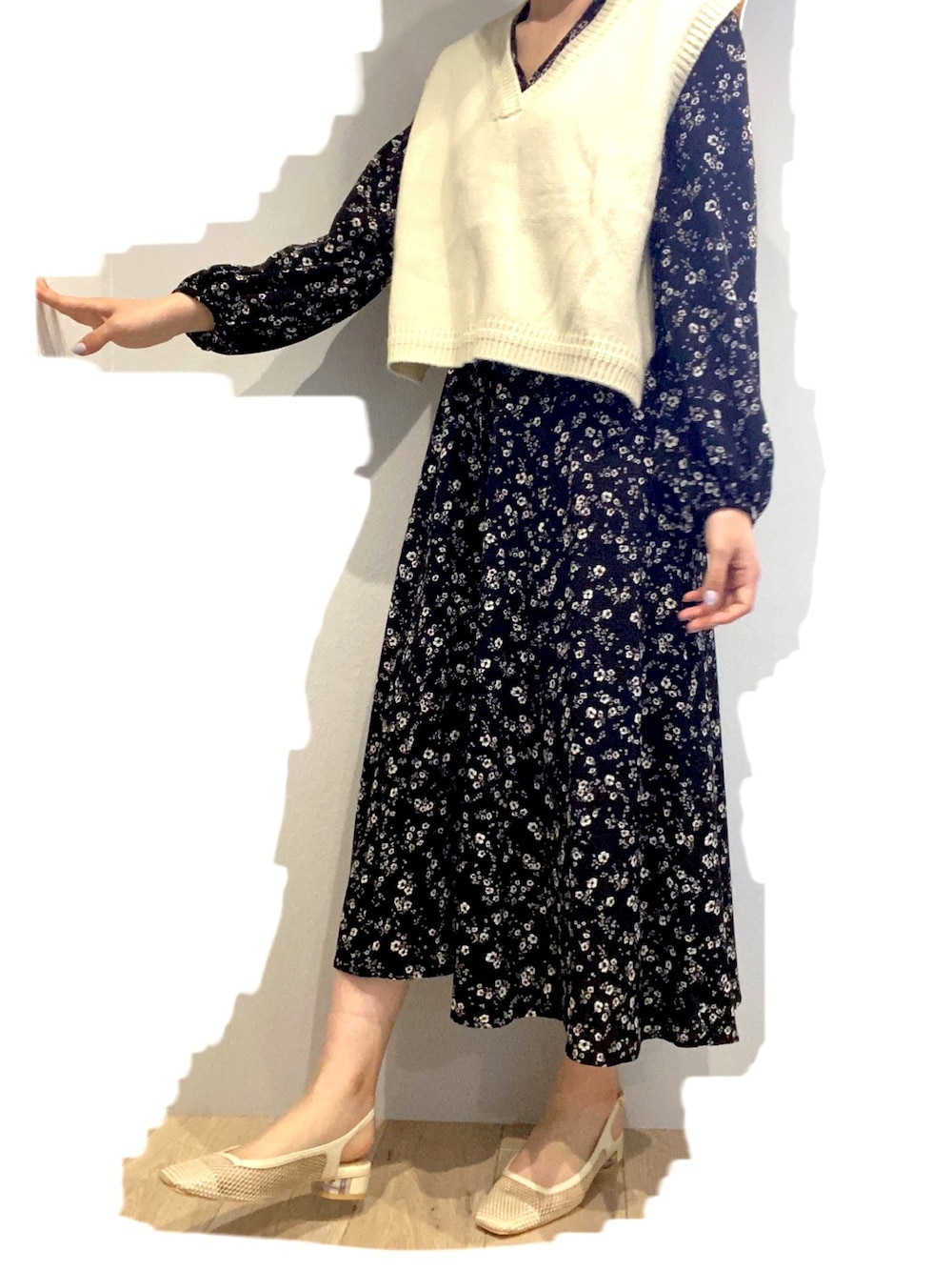 「きれいめカジュアル、はるコーデ、ワンピース、ドット、お花見、パンプス、メッシュパンプス、水玉、ニットベスト、モノトーン」｜「FRAY I.Dのアイテム（ワンピース/ドレス、ブラック系）」を使った、はらゆきほさん（レディース・164cm）の春コーディネートの1枚目の写真