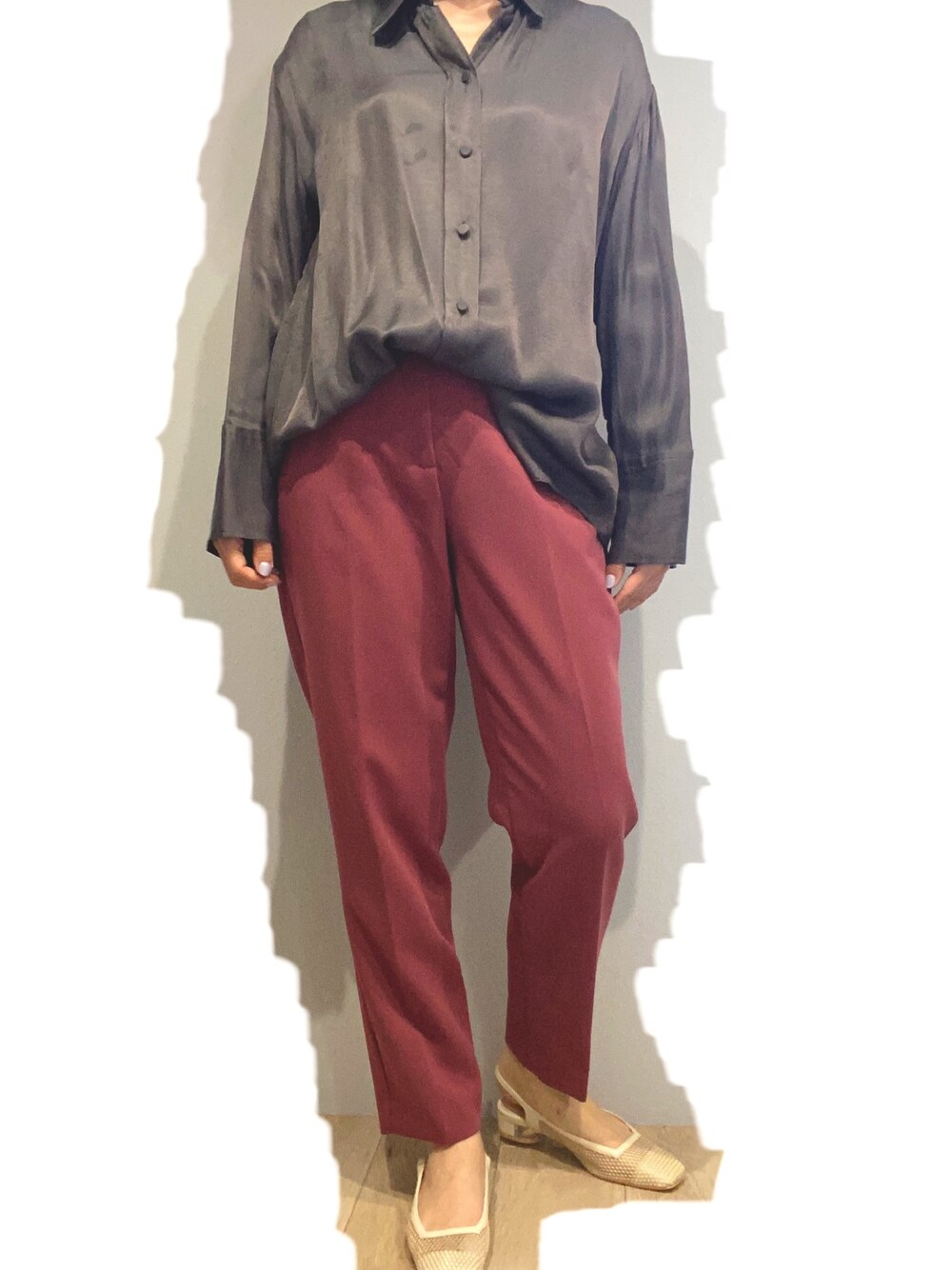 「春服、パンツスタイル、シンプルコーデ、ZARA、カラーパンツ、メッシュパンプス、シャツスタイル、サテンシャツ、ピンクパンツ、シャツ」｜「ZARAのアイテム（シャツ/ブラウス、グレー系）」を使った、はらゆきほさん（レディース・164cm）の春コーディネートの1枚目の写真