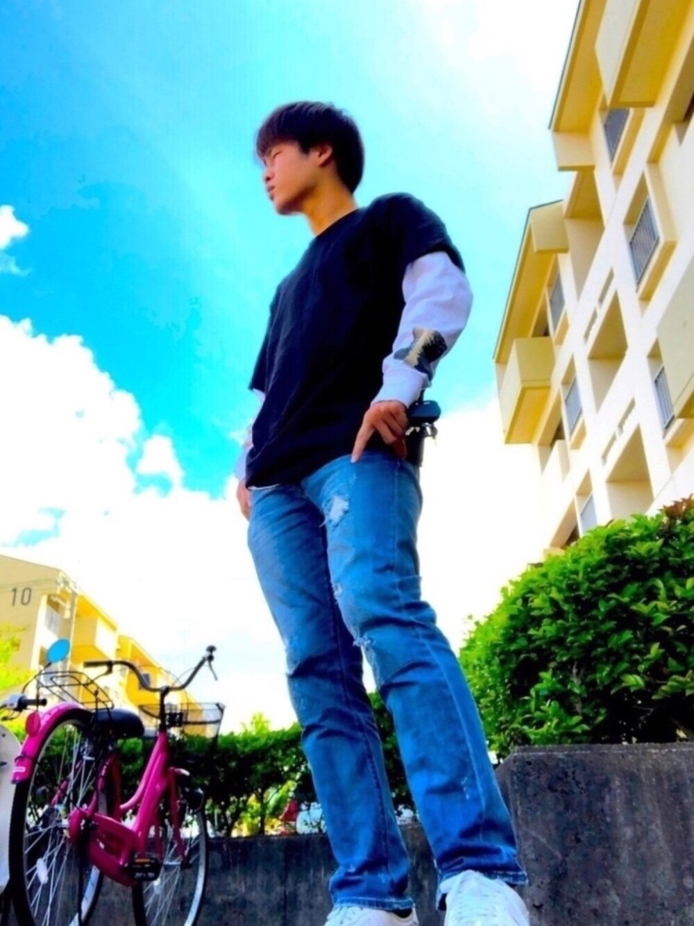 「シンプル、ロンT、増田貴久、めざしたい、服好きな人と繋がりたい、お洒落さんとつながりたい」｜「Championのアイテム（Tシャツ/カットソー、ブラック系）」を使った、こてつさん（メンズ・173cm）の春コーディネートの1枚目の写真