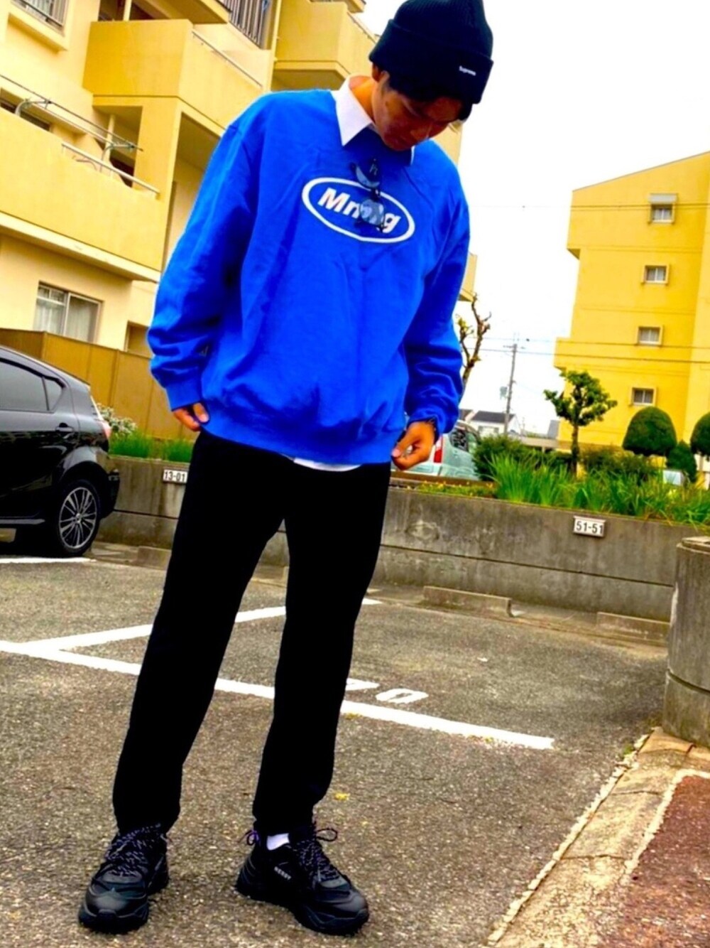「スニーカーコーデ、秋のコーデ、オーバーサイズ、ストリート、nerdy、supreme、おしゃれさんと繋がりたい、古着、古着MIX」｜「NERDYのアイテム（スニーカー、ブラック系）」を使った、こてつさん（メンズ・173cm）の秋コーディネートの1枚目の写真