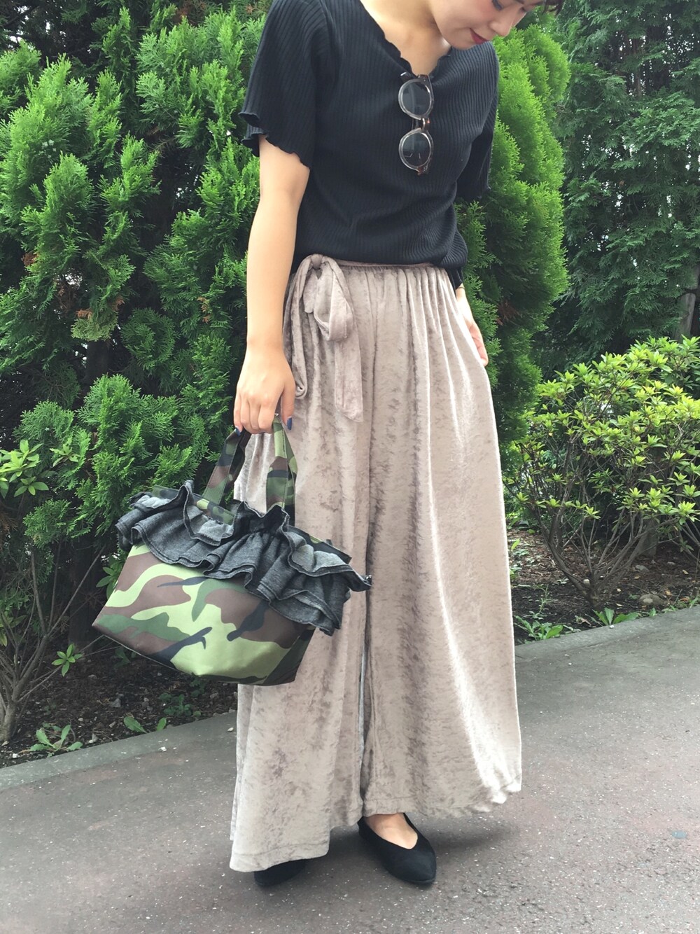 「オトナカジュアル、黒Tシャツ、ベロア、シンプルコーデ、ootd、ciaopanicTYPY、チャオパニックティピー(CIAOPANIC TYPY)、カジュアルコーデ、ワイドパンツ、ラフ」｜「CIAOPANIC TYPYのクラッシュベロアハイウエストパンツ（その他パンツ、ベージュ系）」を使った、mi.さん（レディース・158cm）の夏コーディネートの1枚目の写真