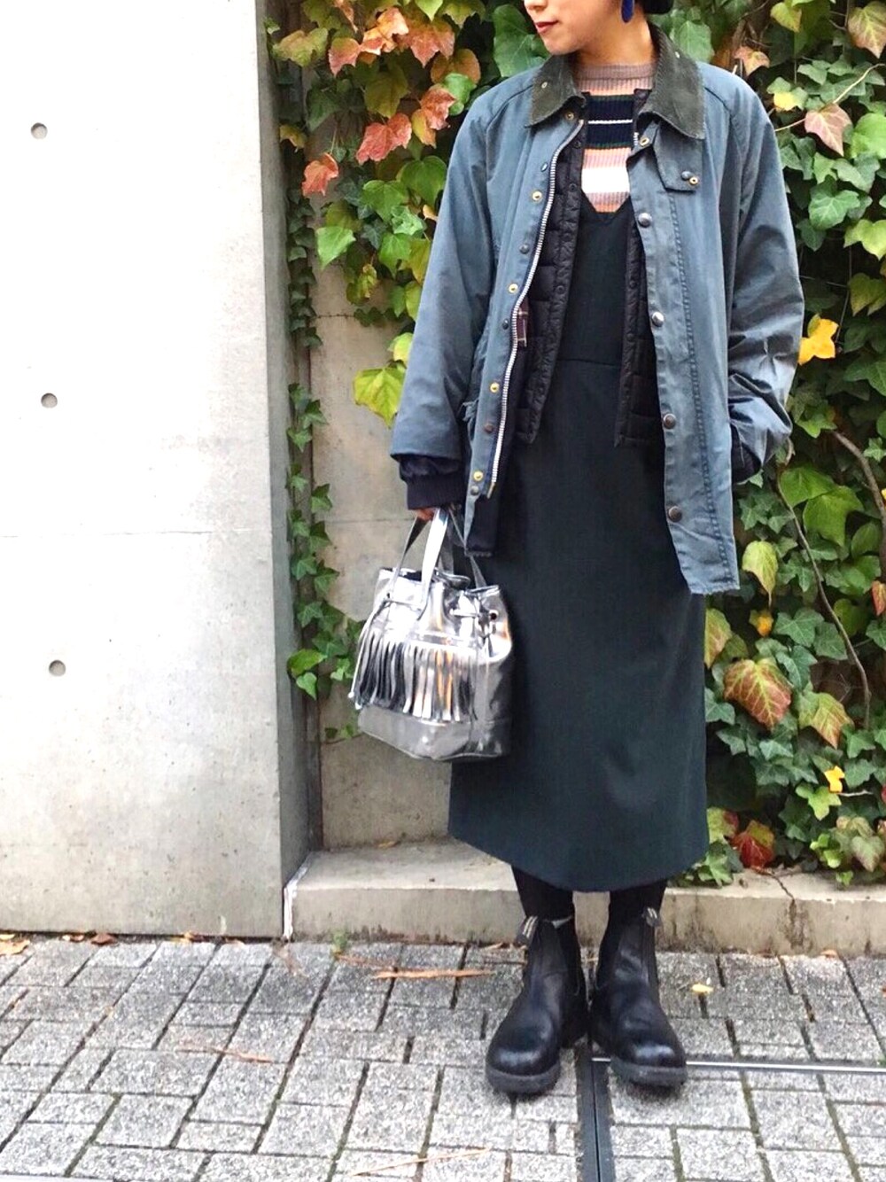 「冬コーデ、メンズライク、サロペットスカート、CIAOPANIC TYPY、チャオパニックティピー(CIAOPANIC TYPY)、ootd、サイドゴアブーツ、カジュアル、カジュアルコーデ、冬」｜「CIAOPANIC TYPYのハトメサロペットスカート（ワンピース、グリーン系）」を使った、mi.さん（レディース・158cm）の秋コーディネートの1枚目の写真